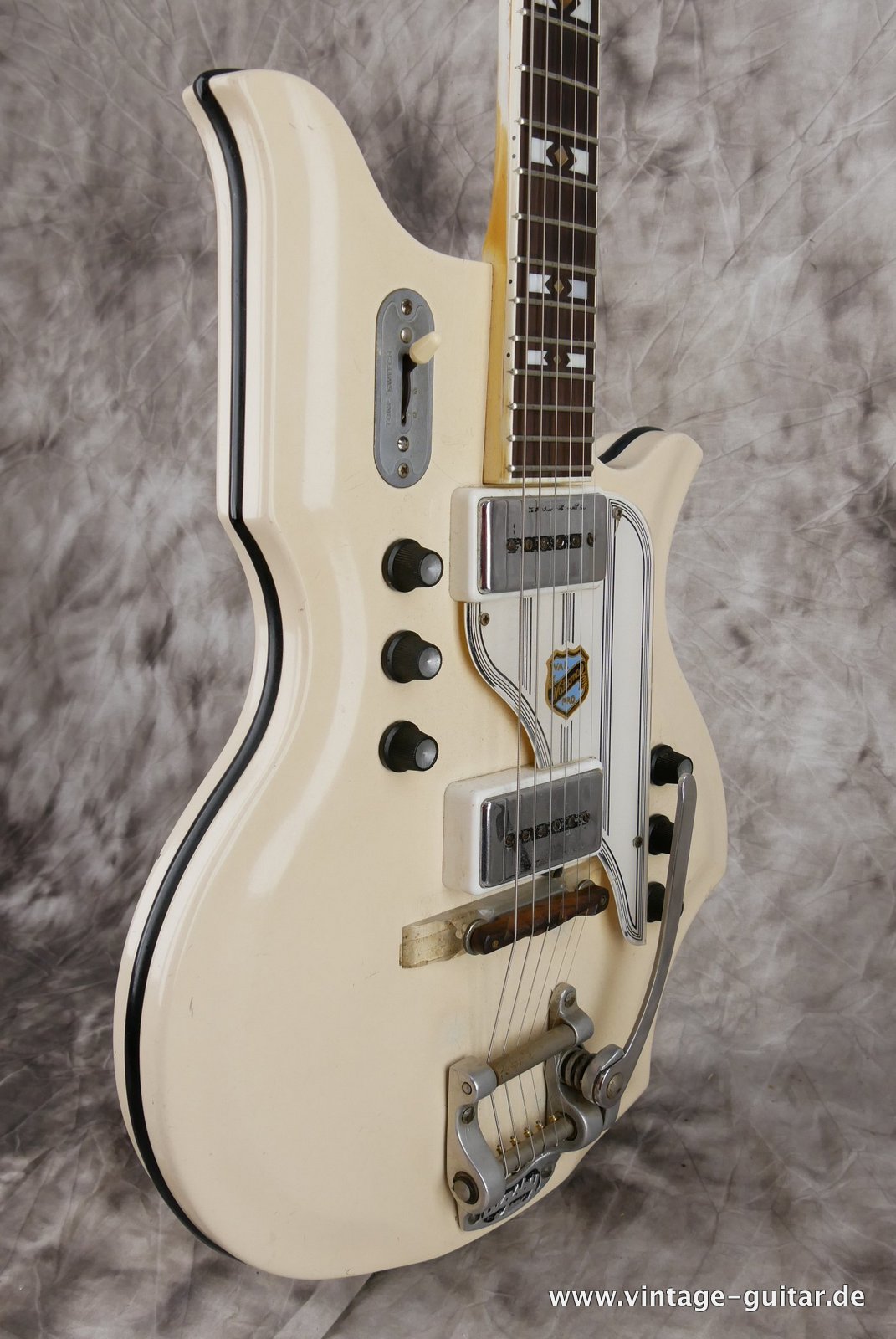img/vintage/4939/National_Glenwood_fibreglass_body_white_1961-005.JPG