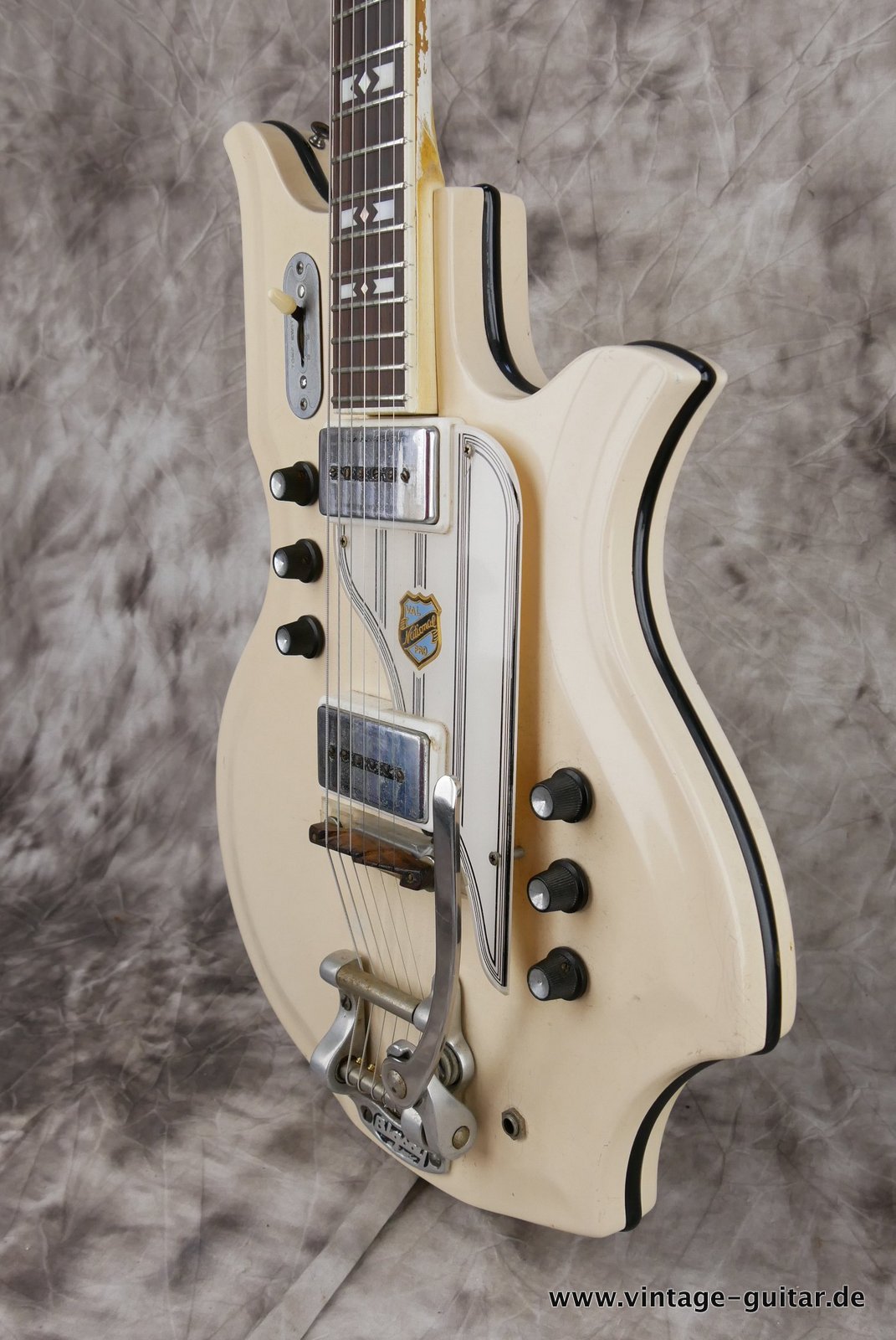 img/vintage/4939/National_Glenwood_fibreglass_body_white_1961-006.JPG