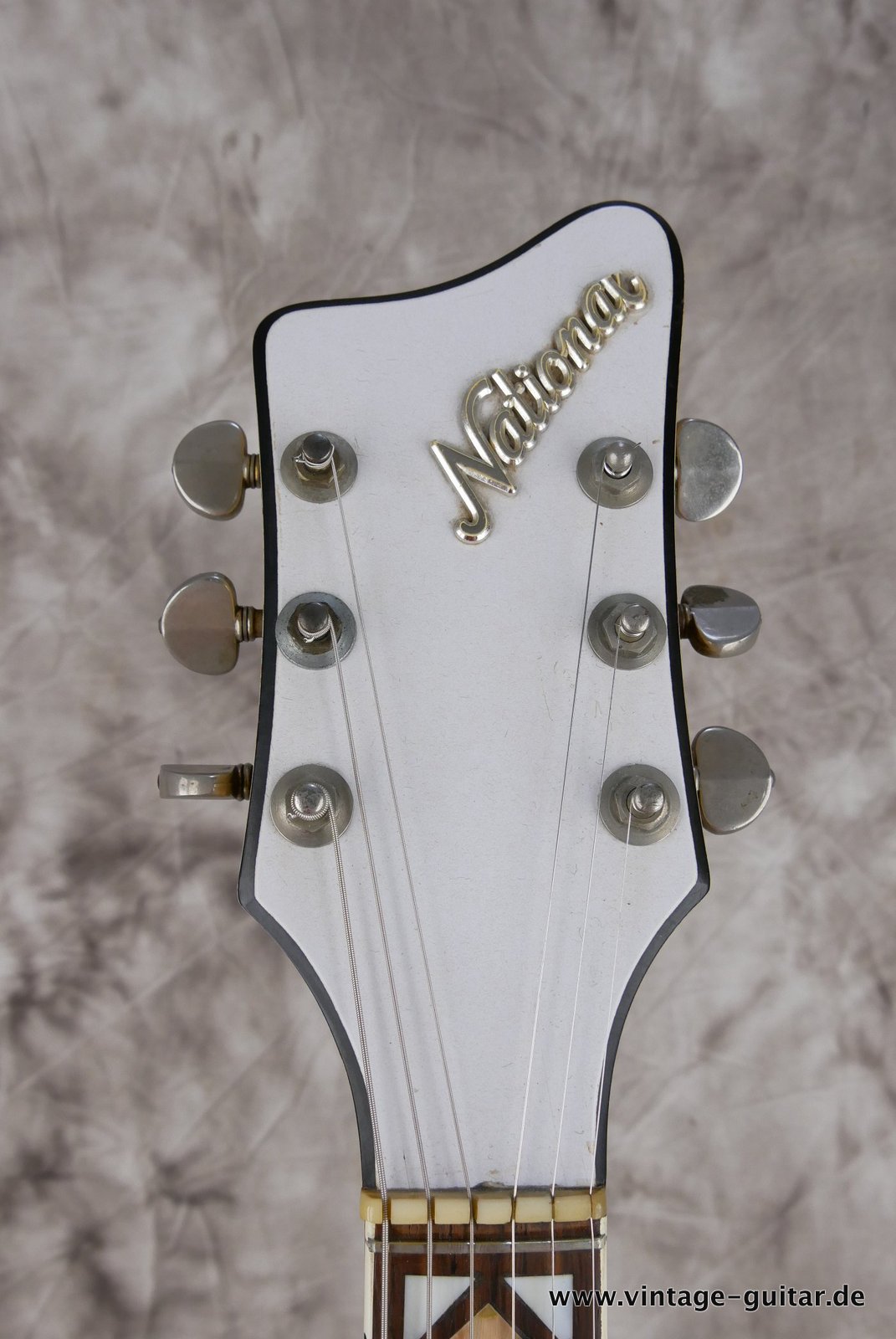 img/vintage/4939/National_Glenwood_fibreglass_body_white_1961-009.JPG