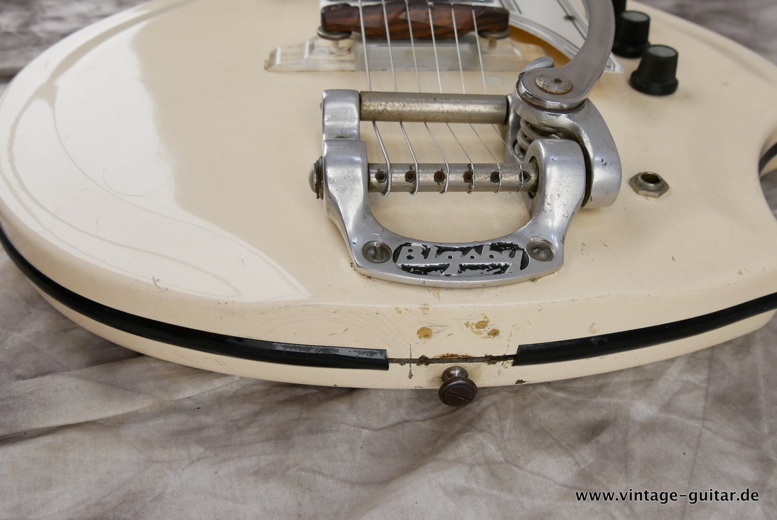 img/vintage/4939/National_Glenwood_fibreglass_body_white_1961-016.JPG