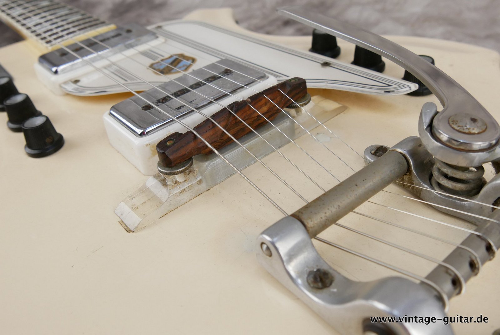 img/vintage/4939/National_Glenwood_fibreglass_body_white_1961-017.JPG