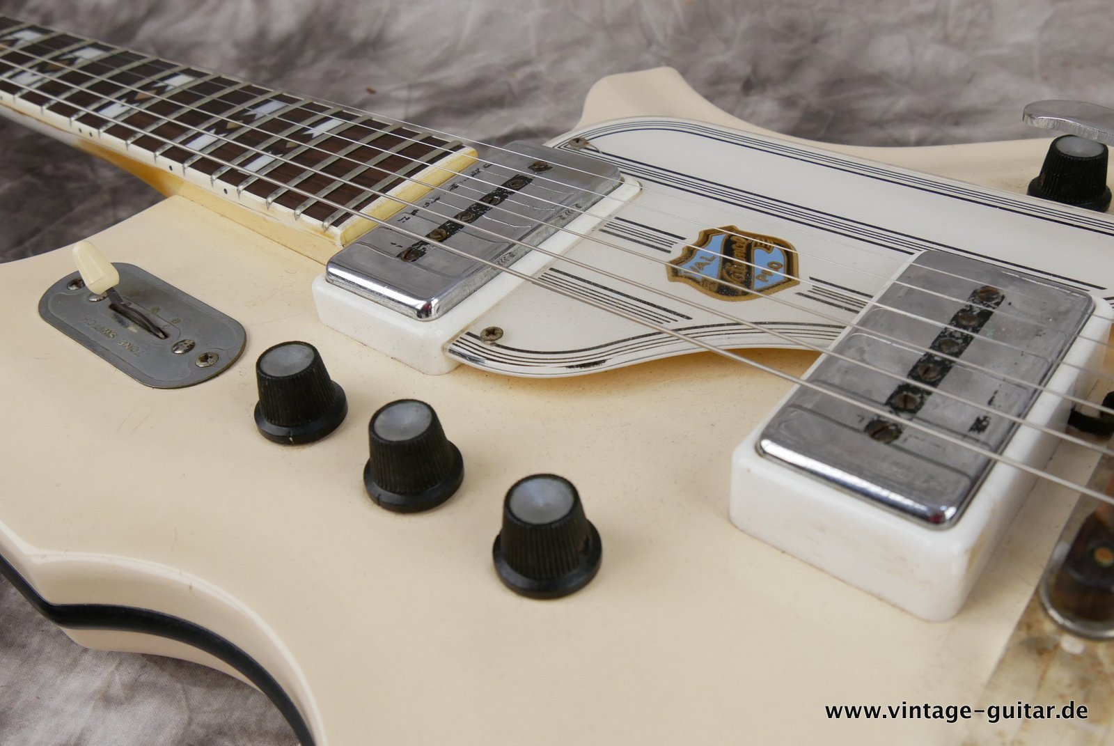 img/vintage/4939/National_Glenwood_fibreglass_body_white_1961-018.JPG