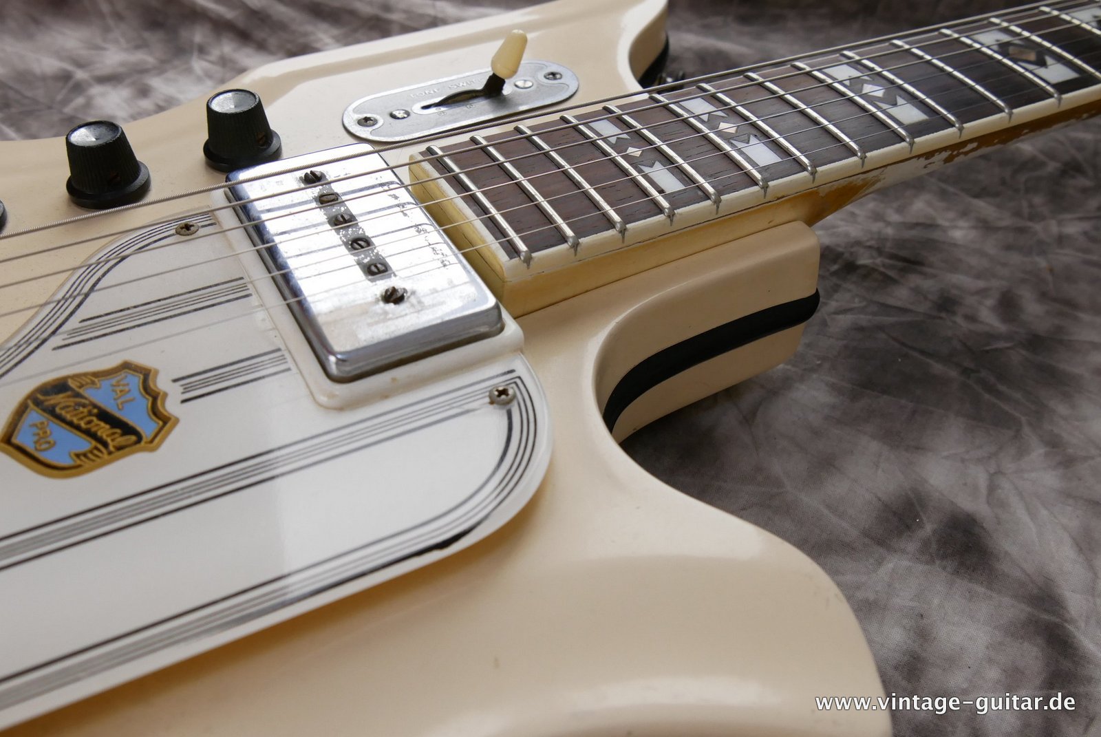 img/vintage/4939/National_Glenwood_fibreglass_body_white_1961-020.JPG