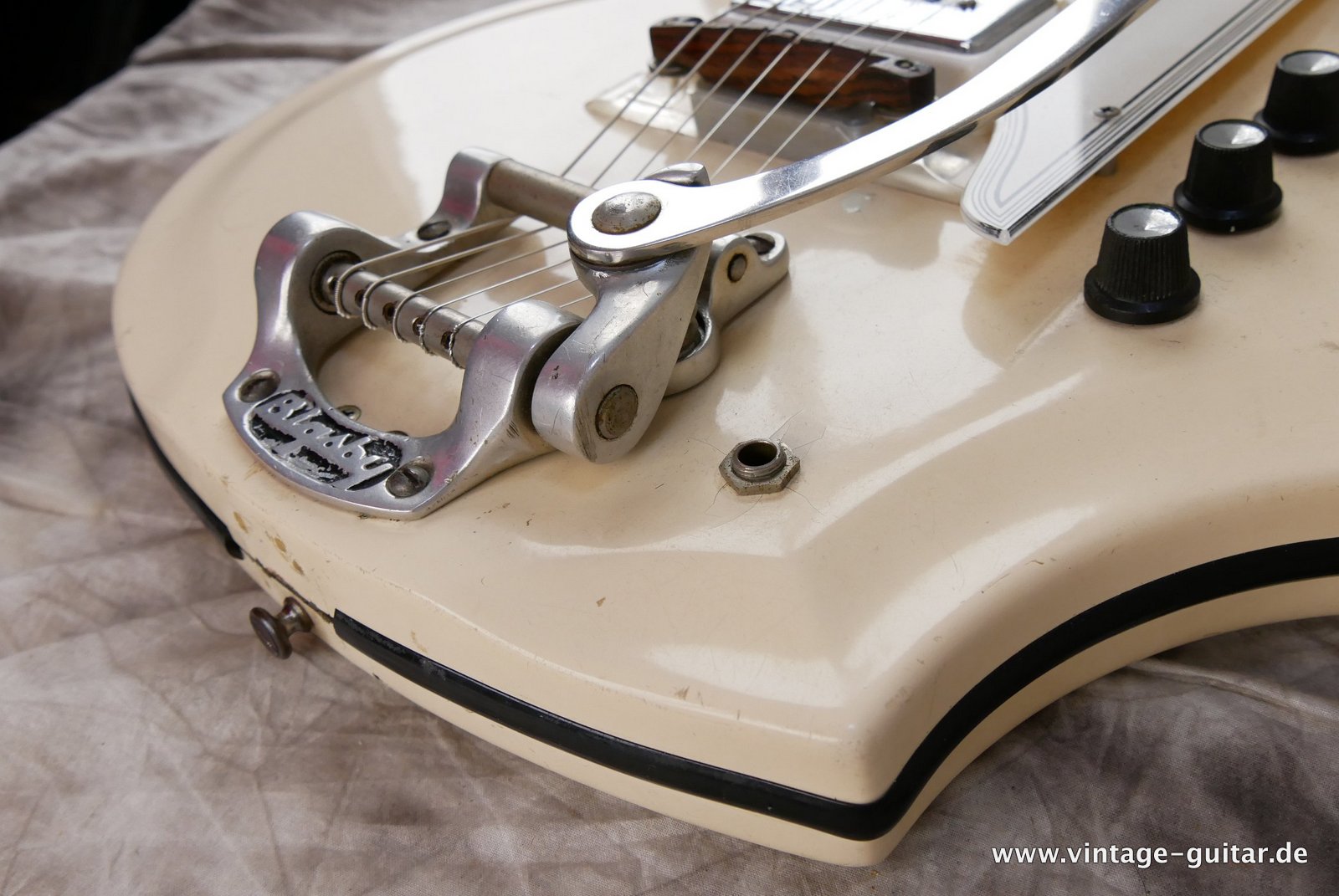 img/vintage/4939/National_Glenwood_fibreglass_body_white_1961-021.JPG