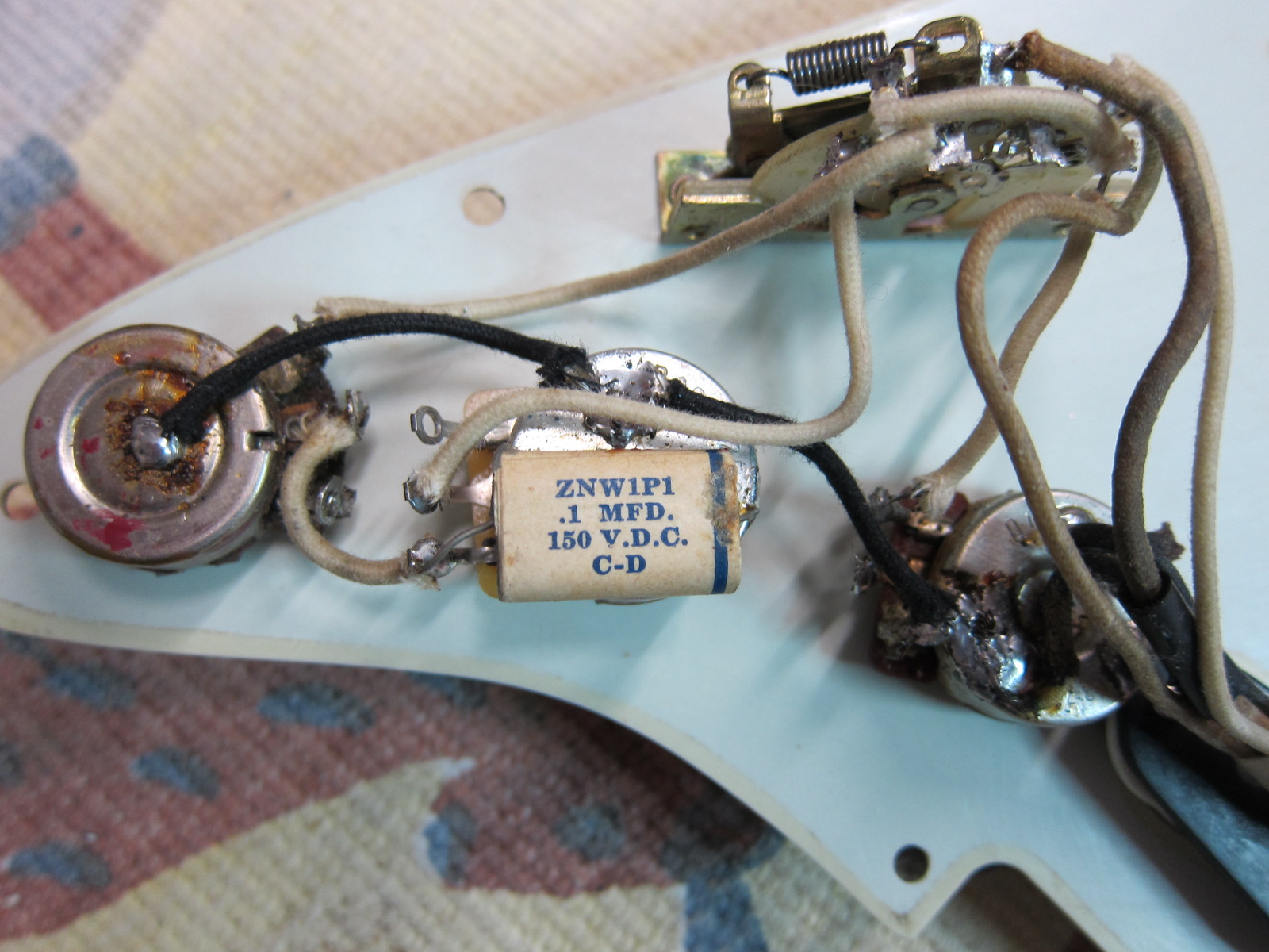 img/vintage/4948/Fender_Stratocaster_lake_placid_blue_refinish_1960-041.JPG