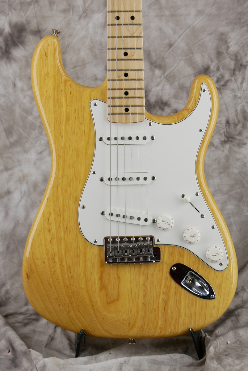 Fender_Stratocaster_AVRI_70s_natural_2006-003.JPG