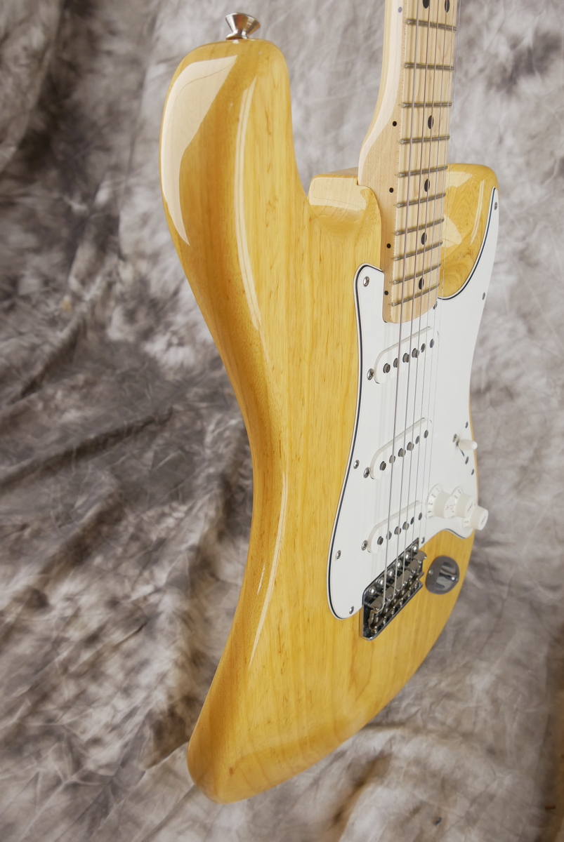 Fender_Stratocaster_AVRI_70s_natural_2006-005.JPG
