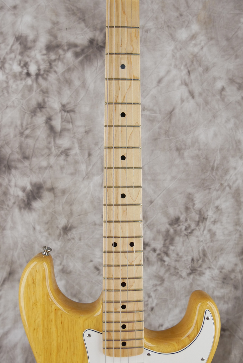 Fender_Stratocaster_AVRI_70s_natural_2006-011.JPG