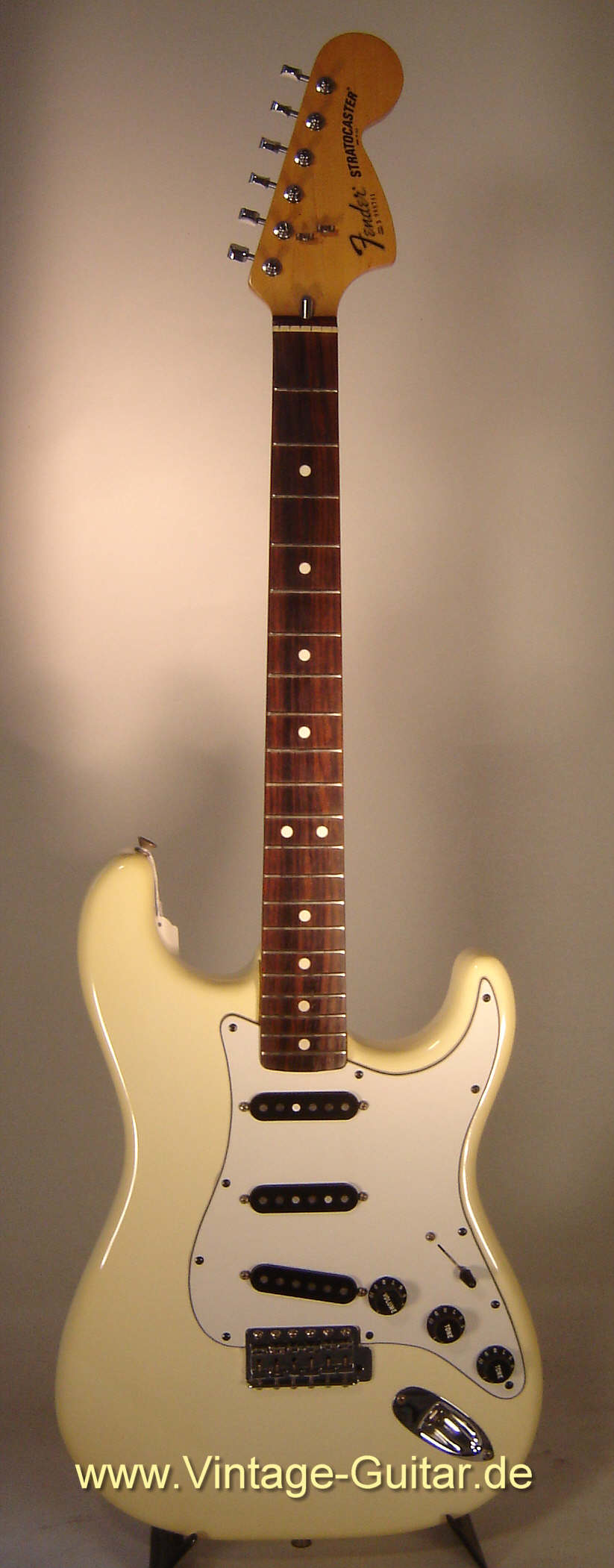 Fender_Stratocaster_1981_white.jpg