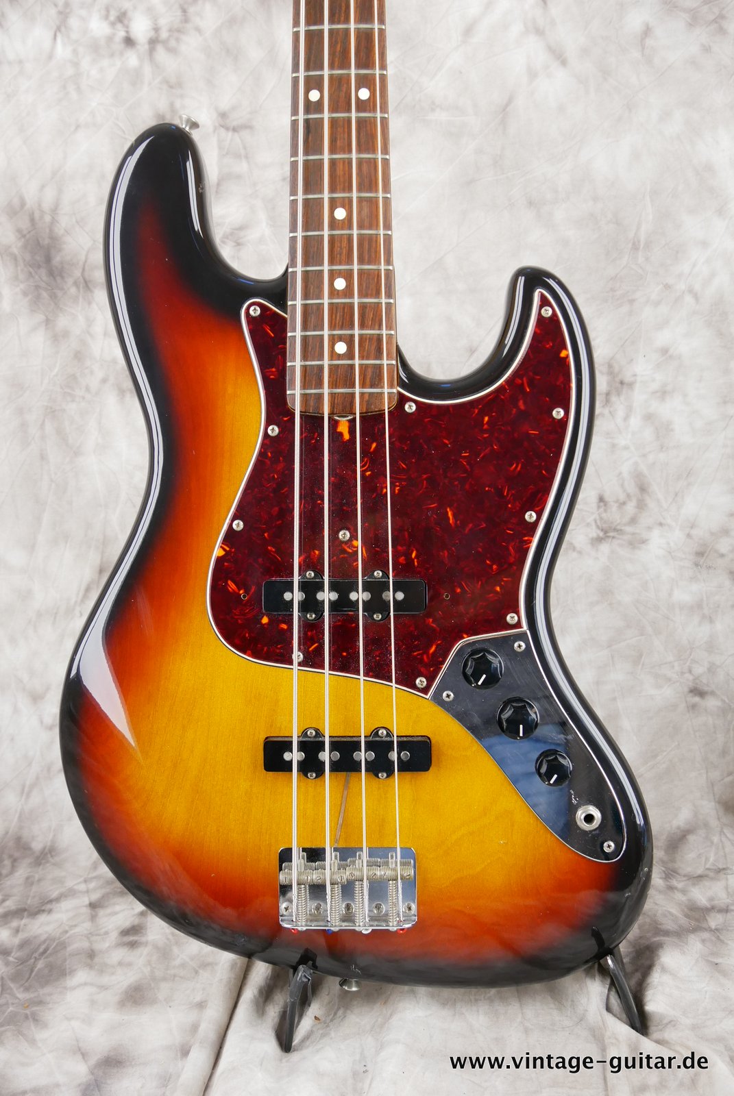 img/vintage/4987/Fender-Jazz-Bass-Squier-JV-1982-sunburst-002.JPG