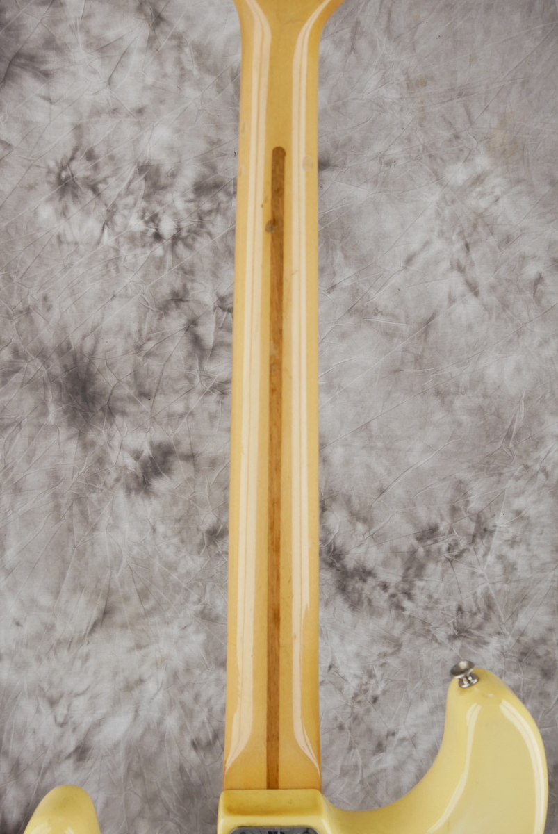 img/vintage/4988/Fender_Stratocaster_black_plastic_parts_olympic_white_1977-012.JPG