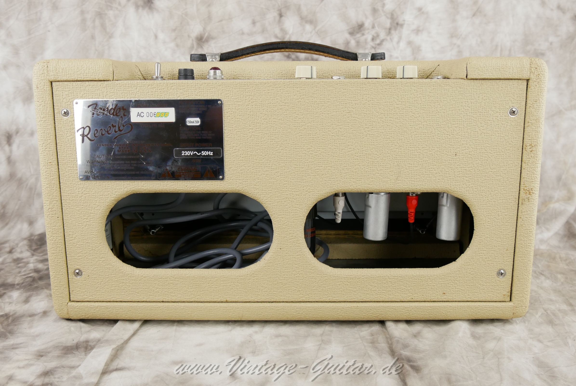 Fender_reverb_unit_white_tolex_1994_USA-02.jpg