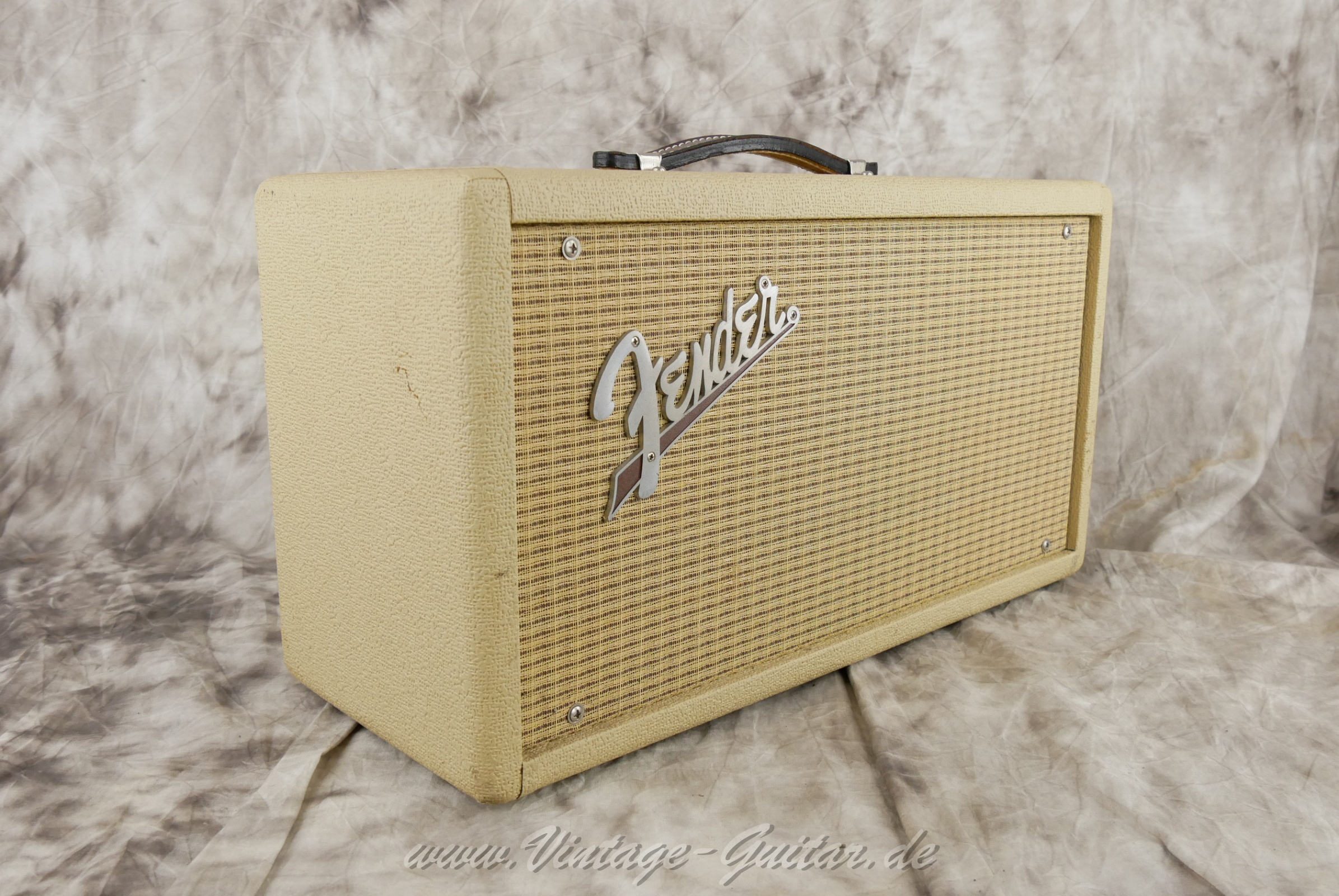 Fender_reverb_unit_white_tolex_1994_USA-03.jpg