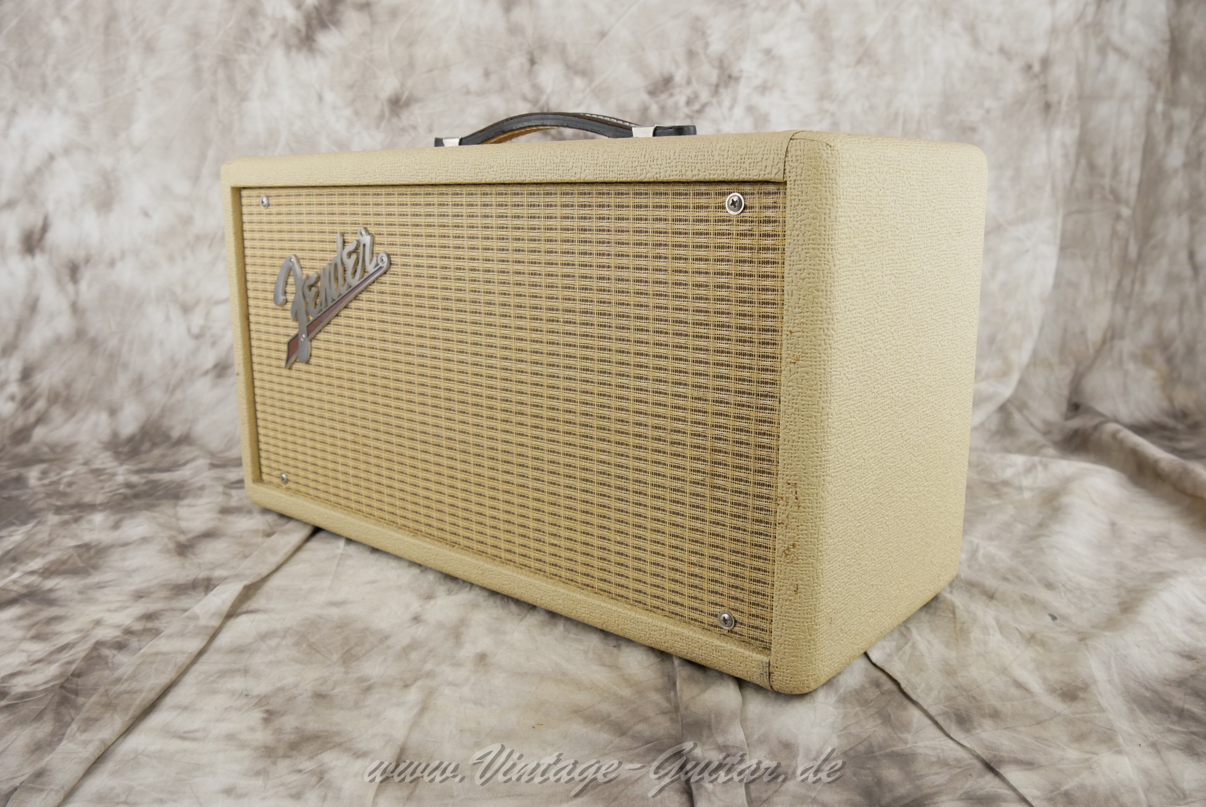 Fender_reverb_unit_white_tolex_1994_USA-04.jpg