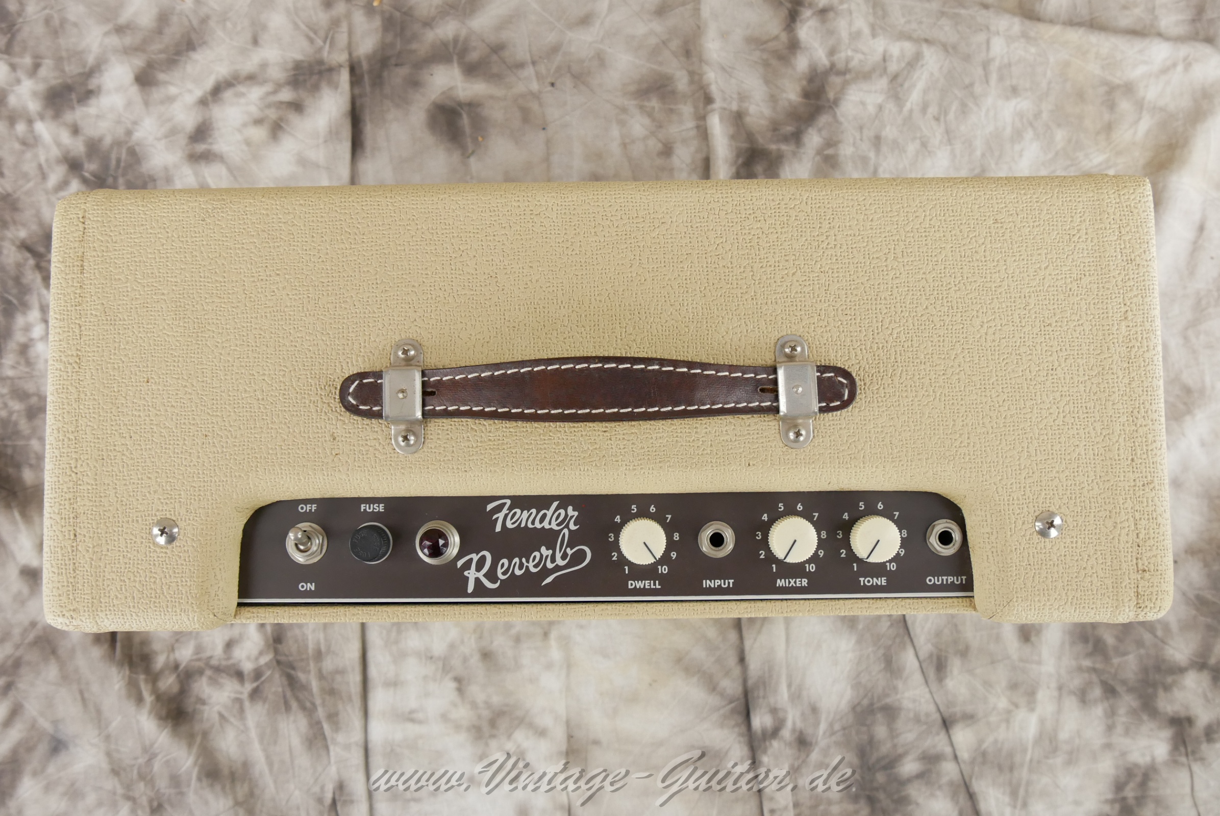 Fender_reverb_unit_white_tolex_1994_USA-05.jpg