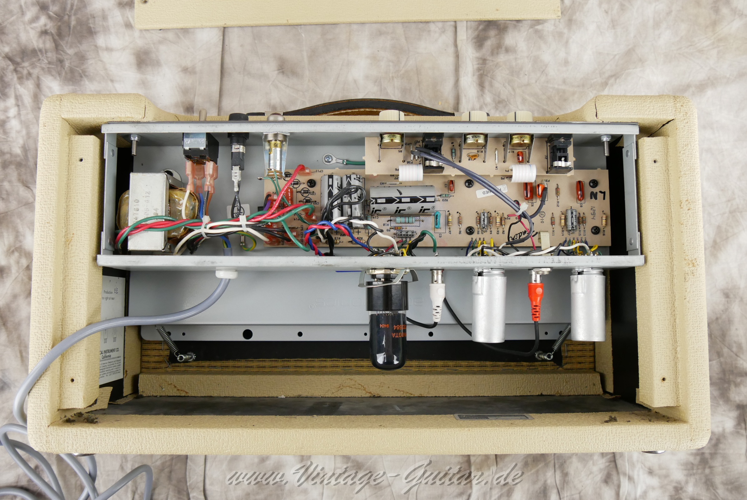 Fender_reverb_unit_white_tolex_1994_USA-06.jpg