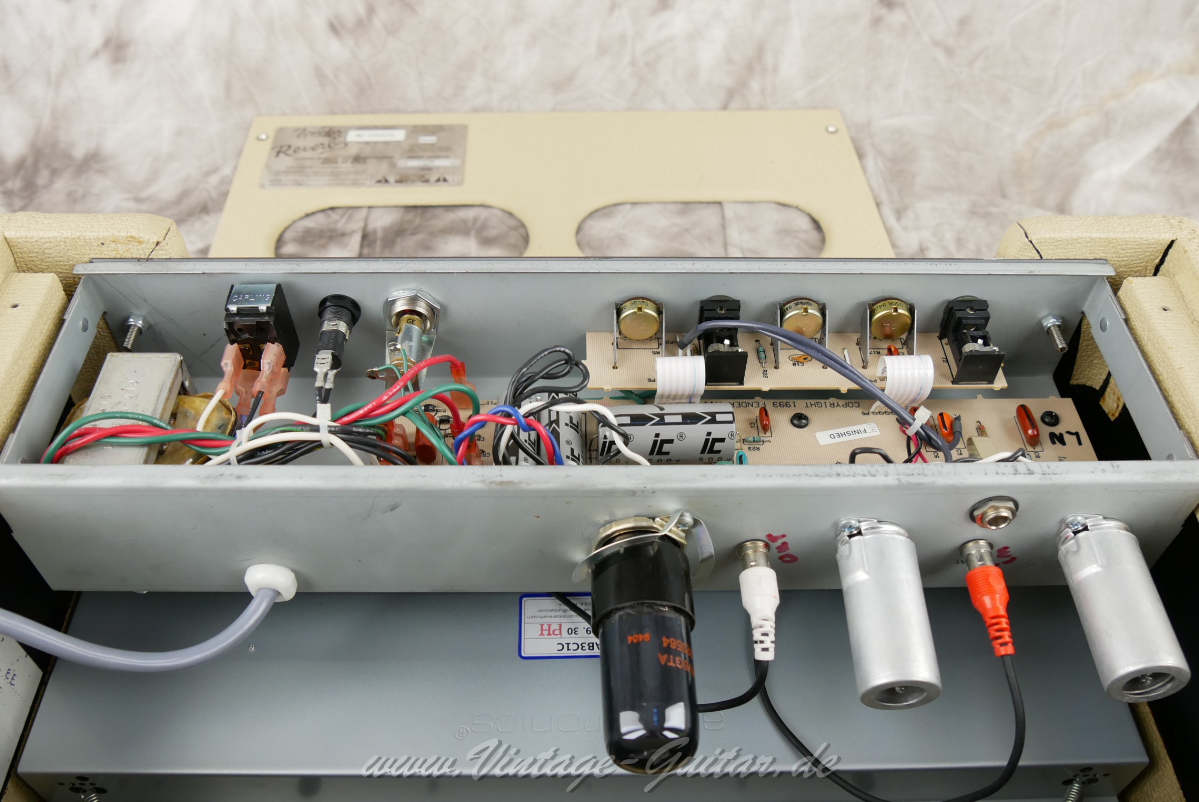 Fender_reverb_unit_white_tolex_1994_USA-07.jpg
