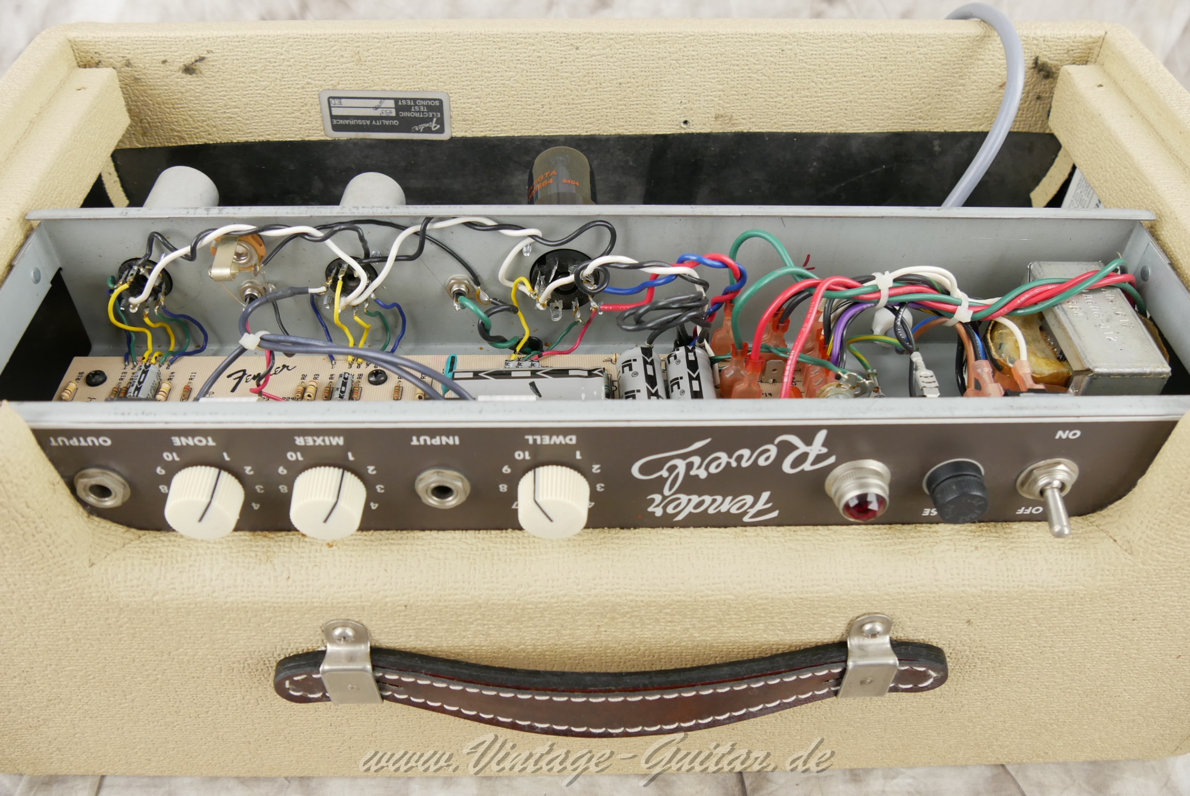 Fender_reverb_unit_white_tolex_1994_USA-08.jpg