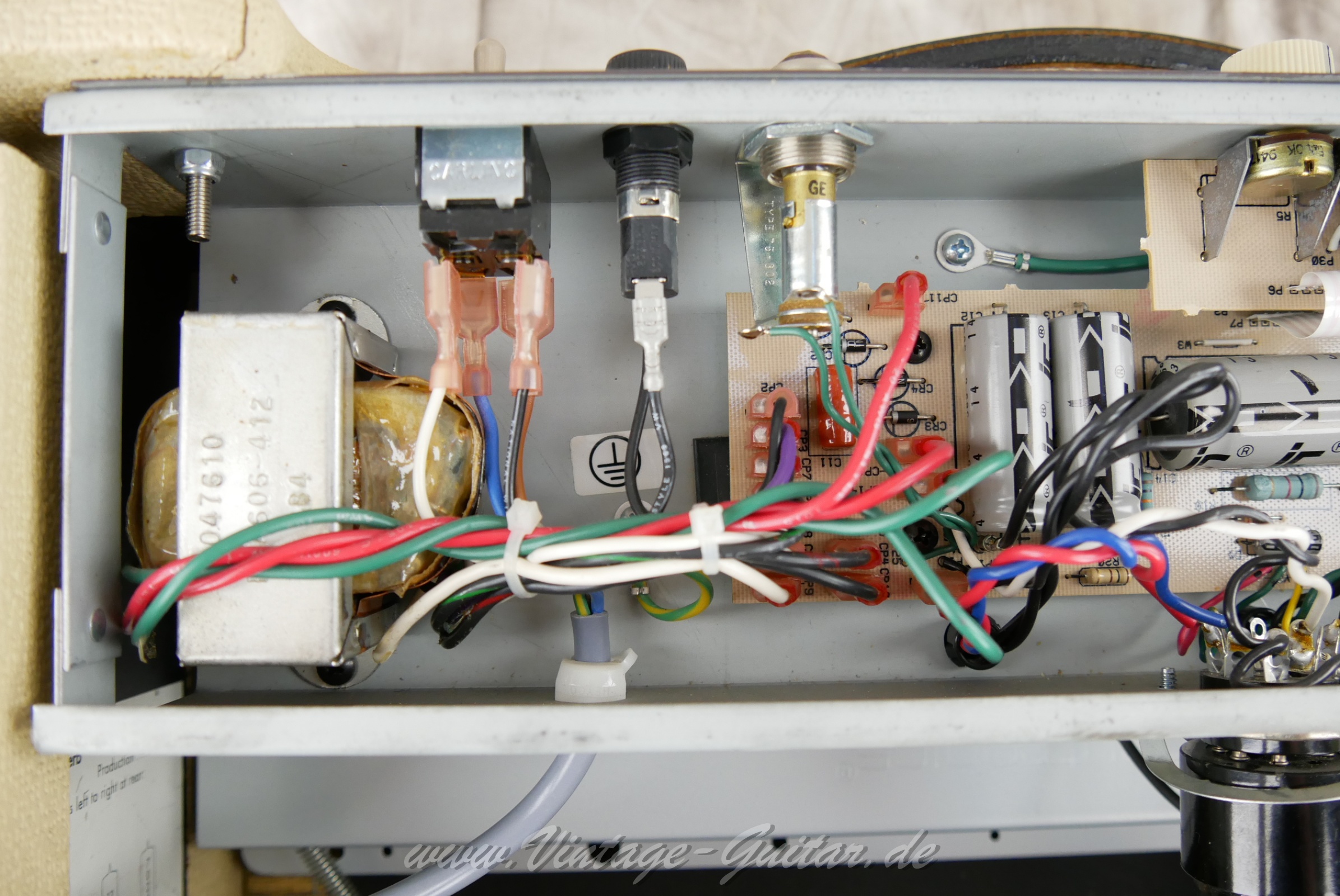 Fender_reverb_unit_white_tolex_1994_USA-09.jpg