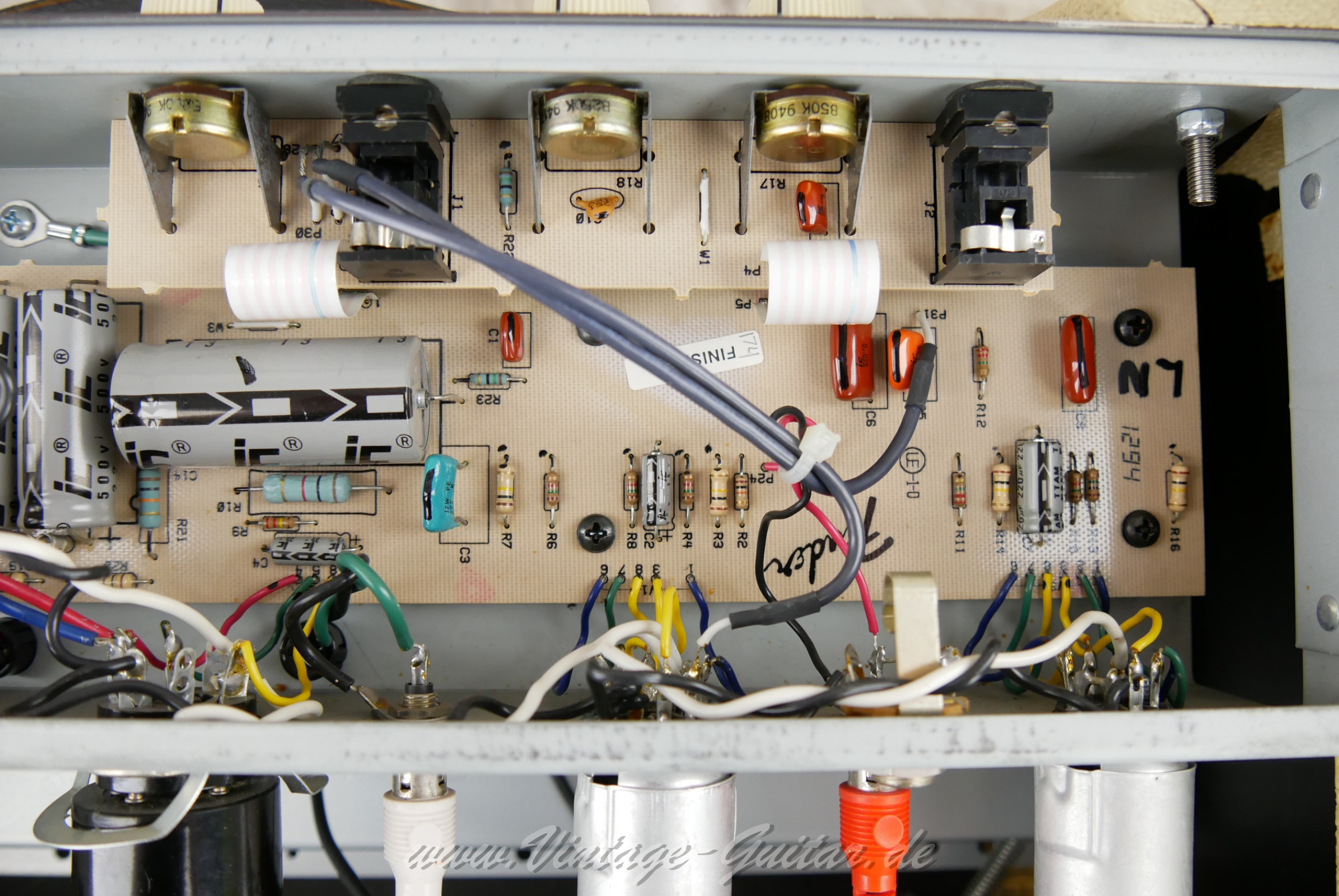 Fender_reverb_unit_white_tolex_1994_USA-10.jpg
