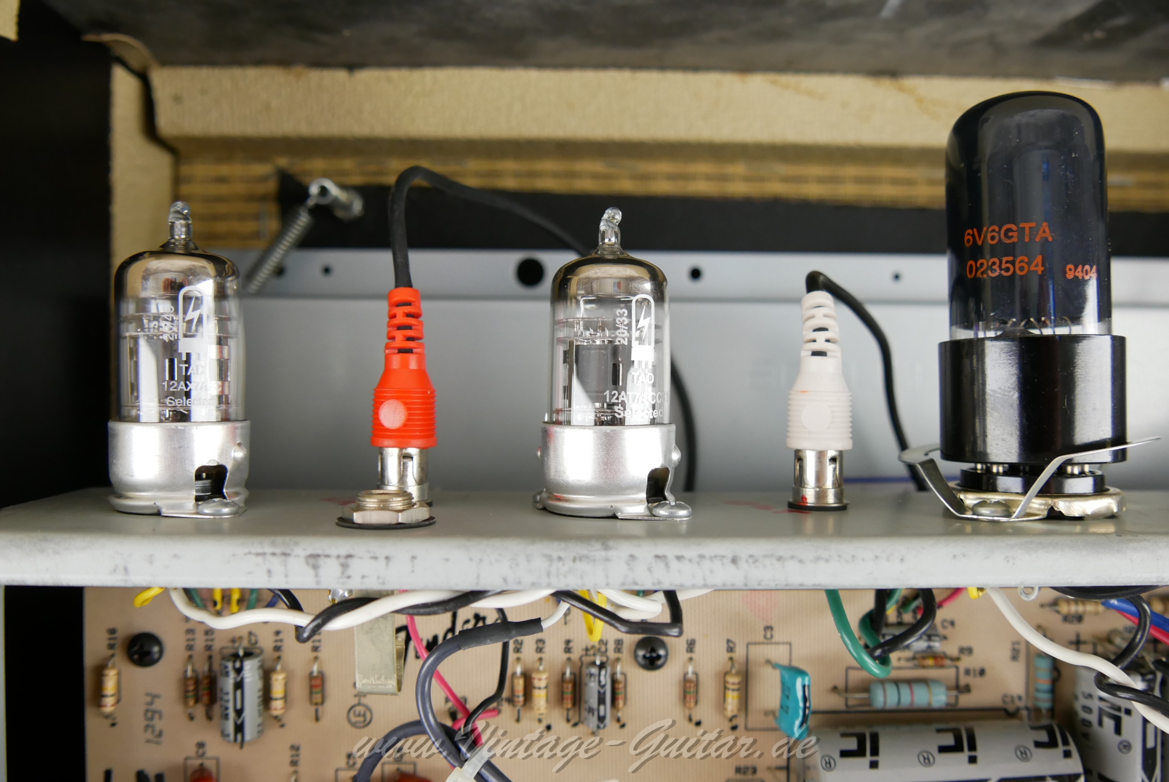 Fender_reverb_unit_white_tolex_1994_USA-11.jpg
