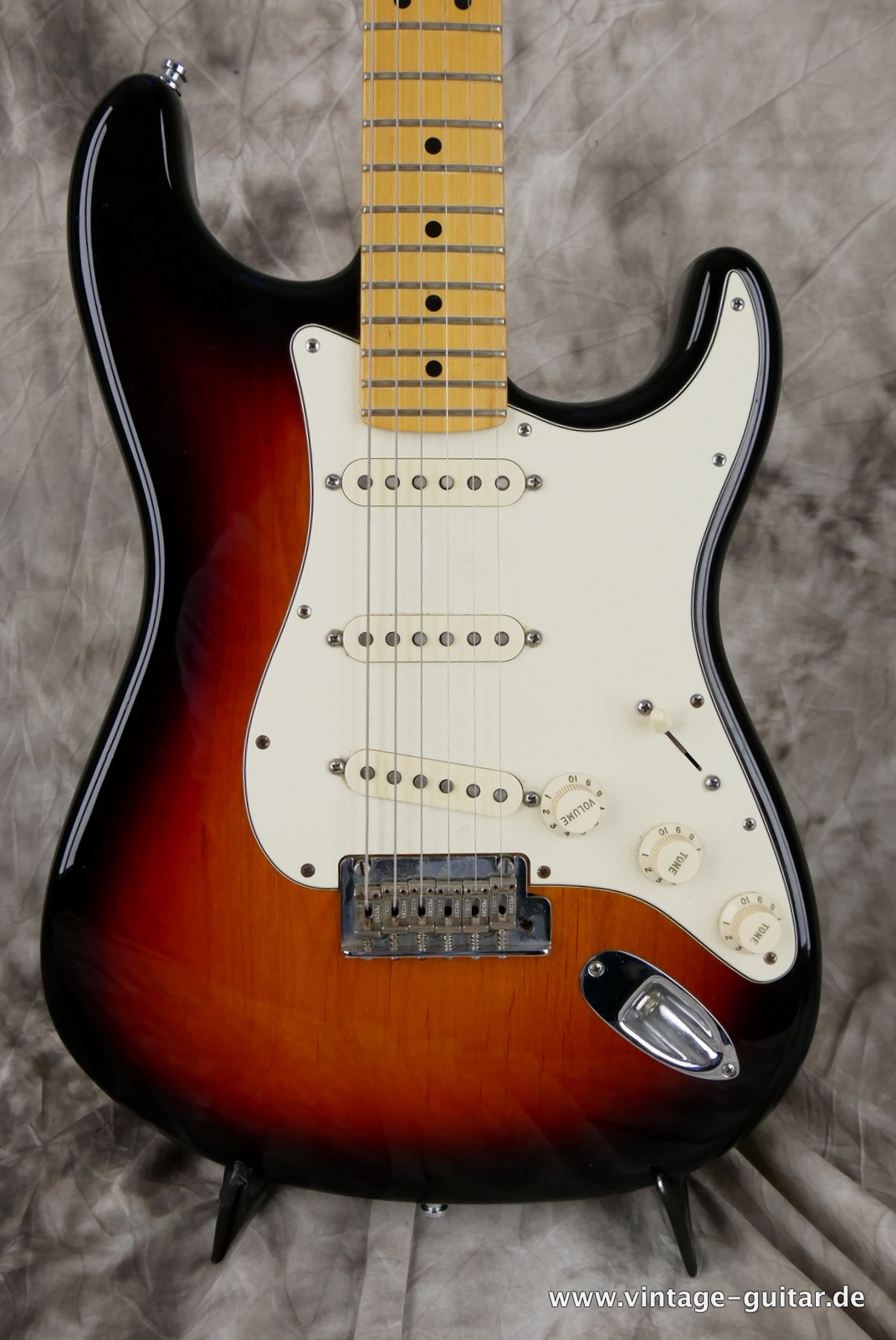 Fender-Stratocaster-2013-sunburst-002.JPG