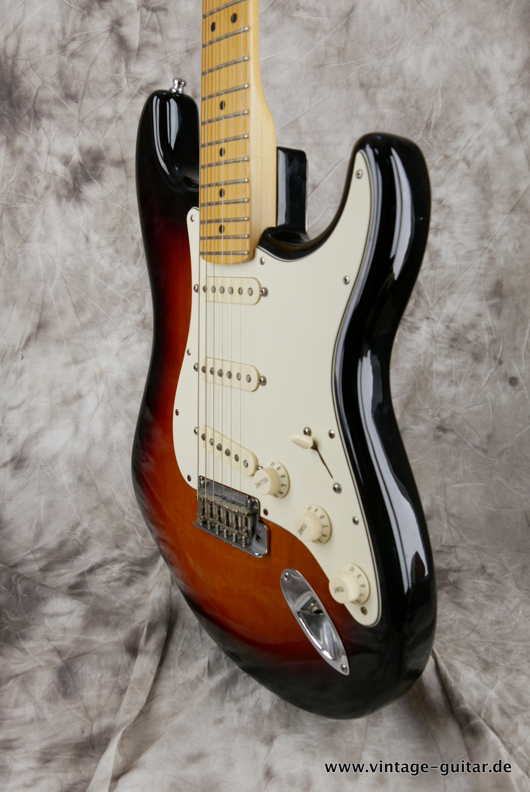 Fender-Stratocaster-2013-sunburst-005.JPG