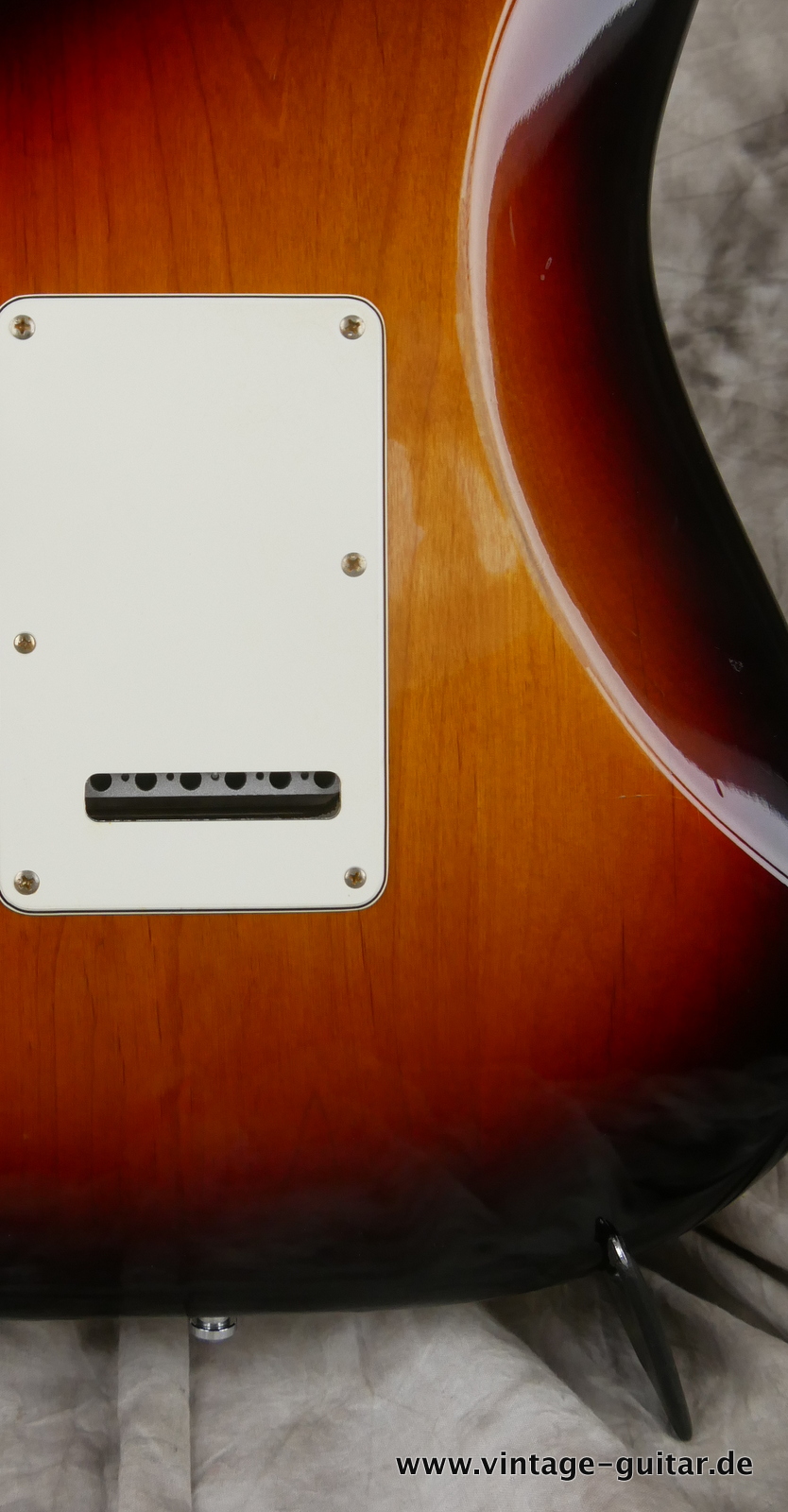 Fender-Stratocaster-2013-sunburst-014.JPG