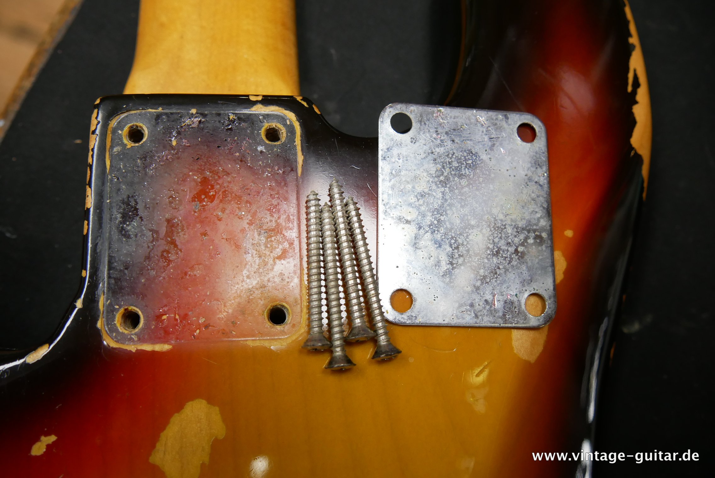 Fender_Precision_Bass_USA_sunburst_1966-024.JPG
