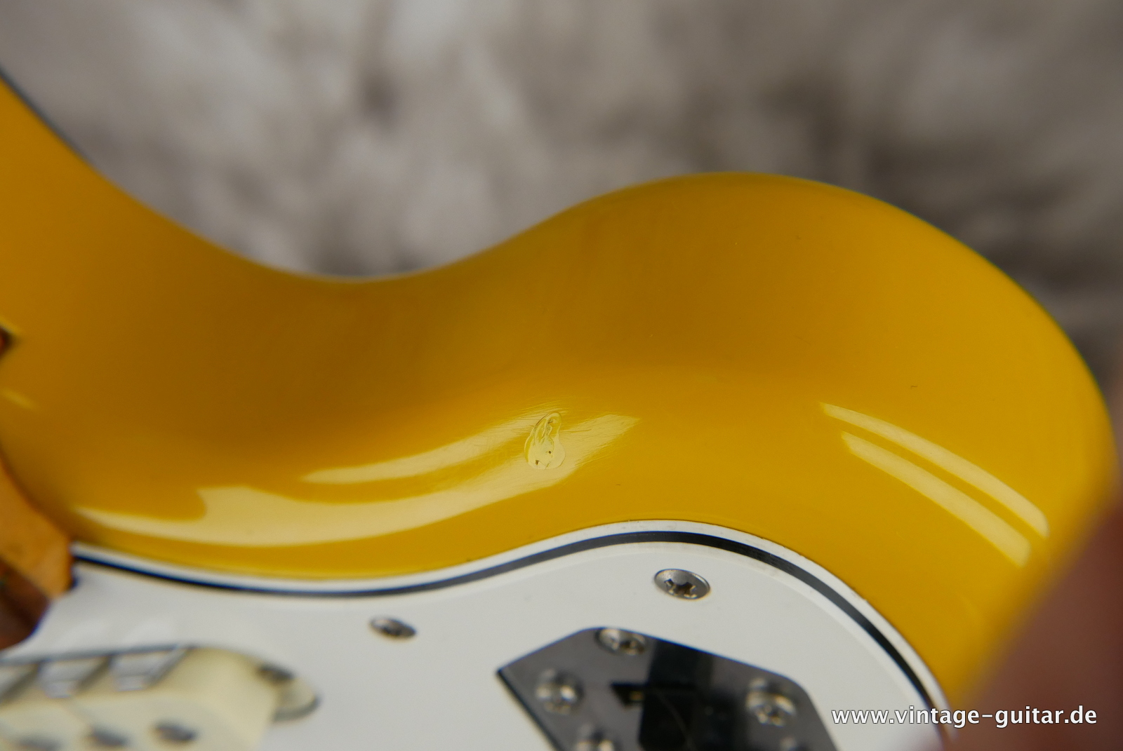 Fender-Jaguar-1998-rebel-yellow-017.JPG