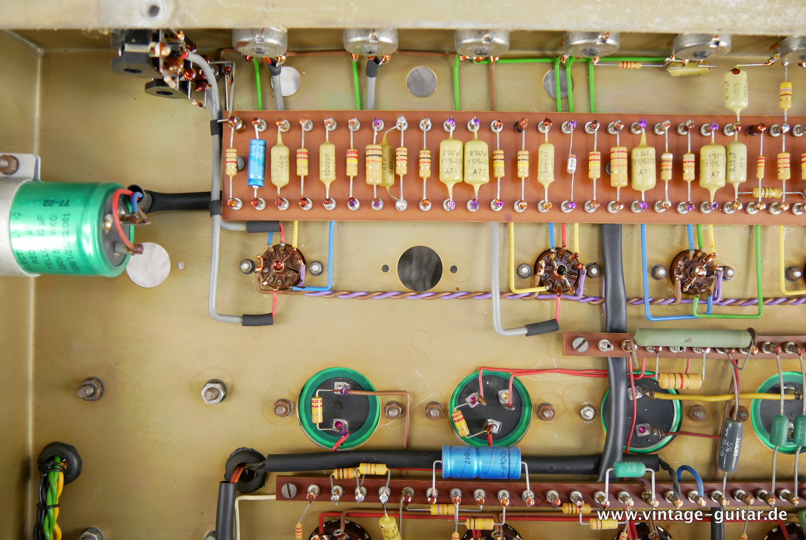 img/vintage/5057/Hiwatt_Custom_100_small_housing_black_1977-009.JPG