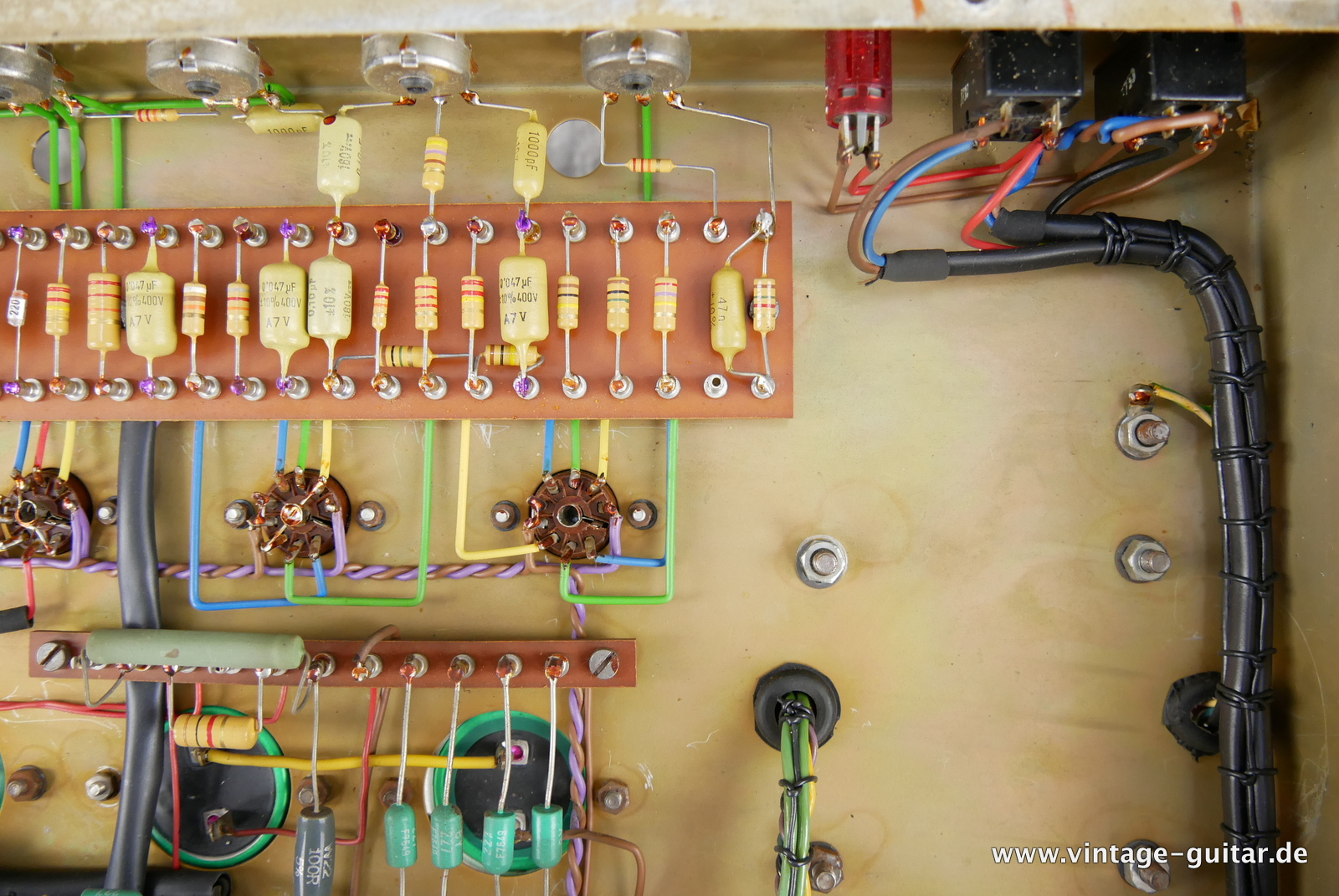 img/vintage/5057/Hiwatt_Custom_100_small_housing_black_1977-010.JPG