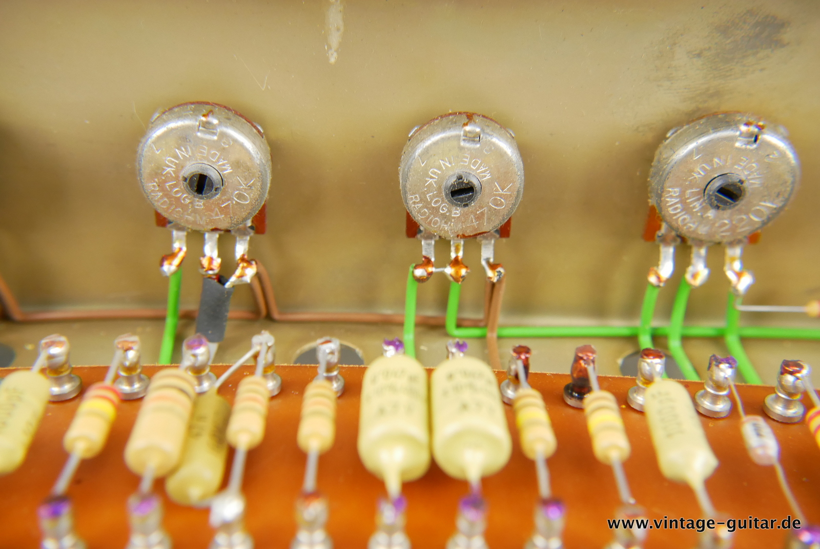 img/vintage/5057/Hiwatt_Custom_100_small_housing_black_1977-015.JPG