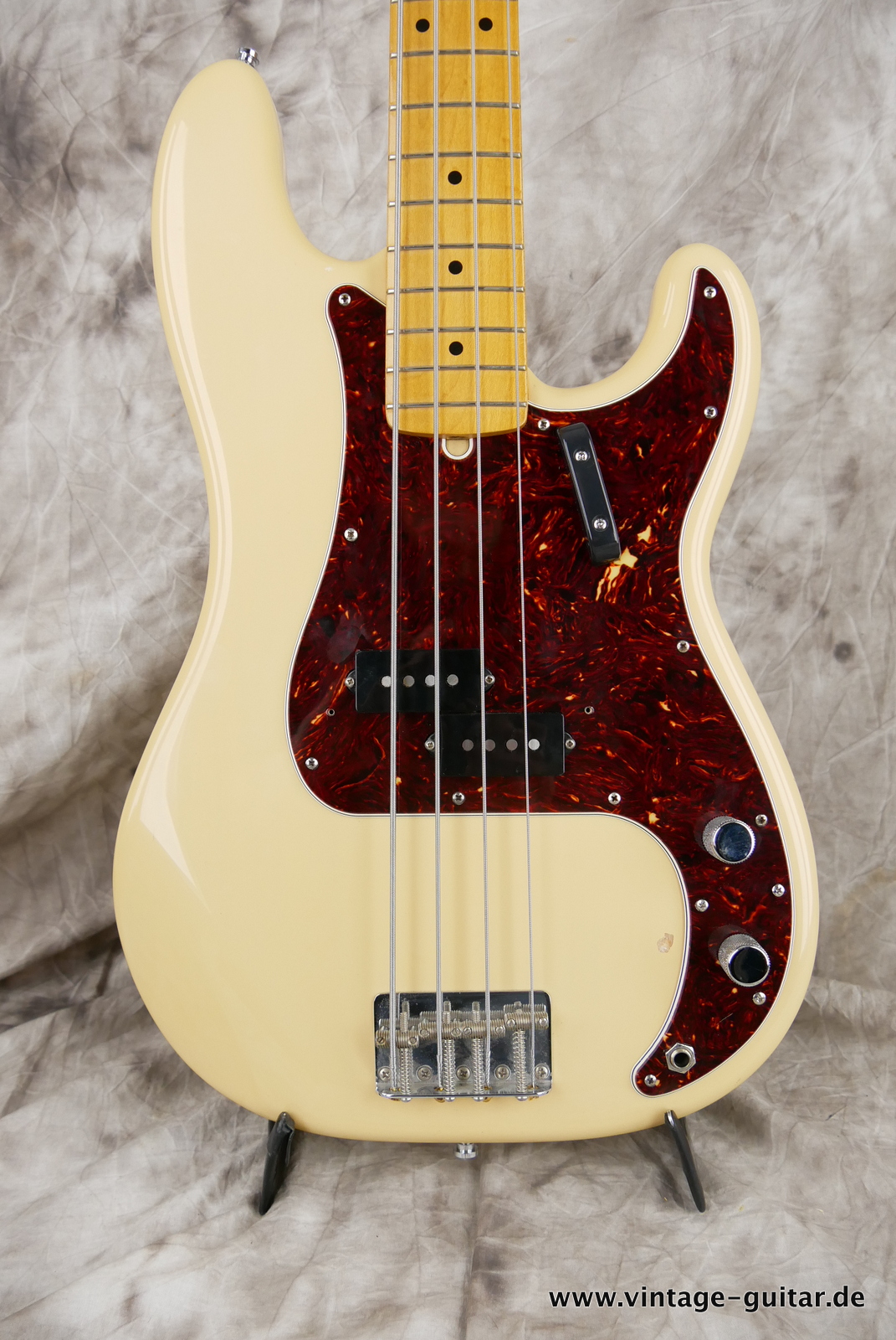 Fender-precision-mexico-2009-beige-002.JPG