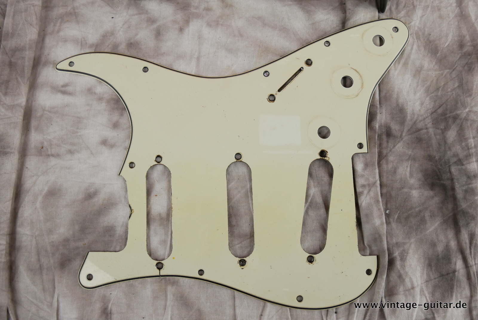 img/vintage/5074/Fender_Stratocaster_fiesta_red_refinished_1961-015.JPG