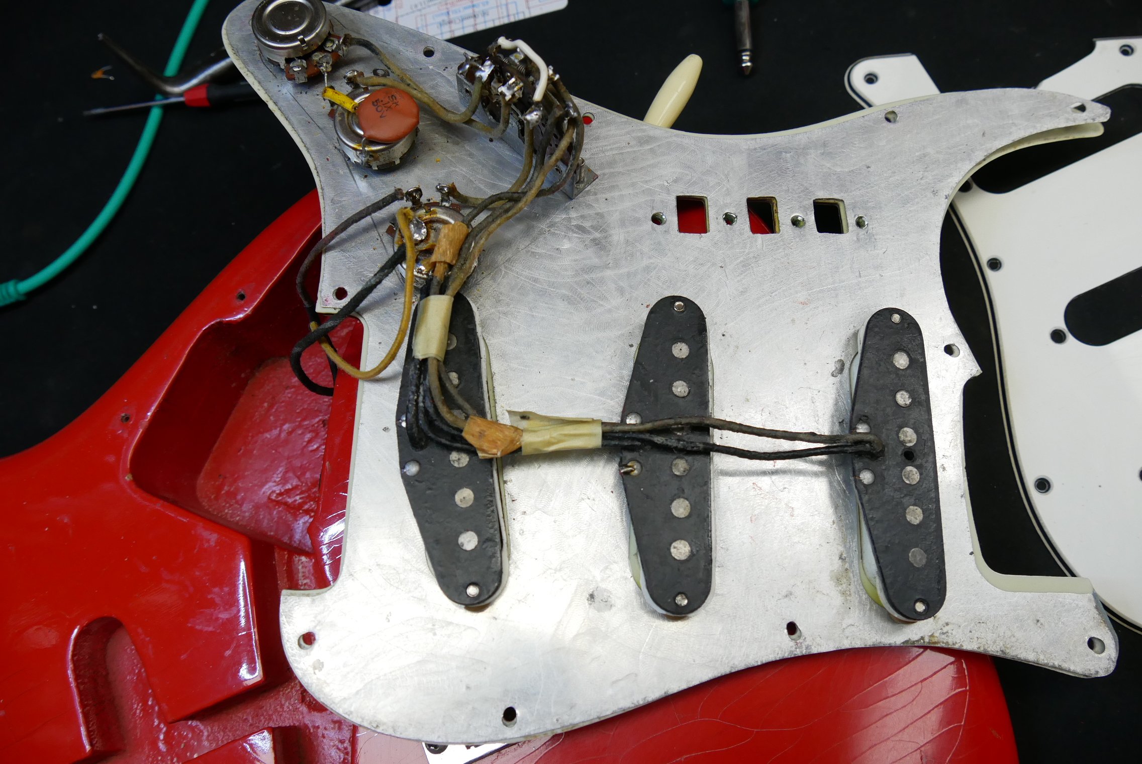 img/vintage/5074/Fender_Stratocaster_fiesta_red_refinished_1961-018.JPG