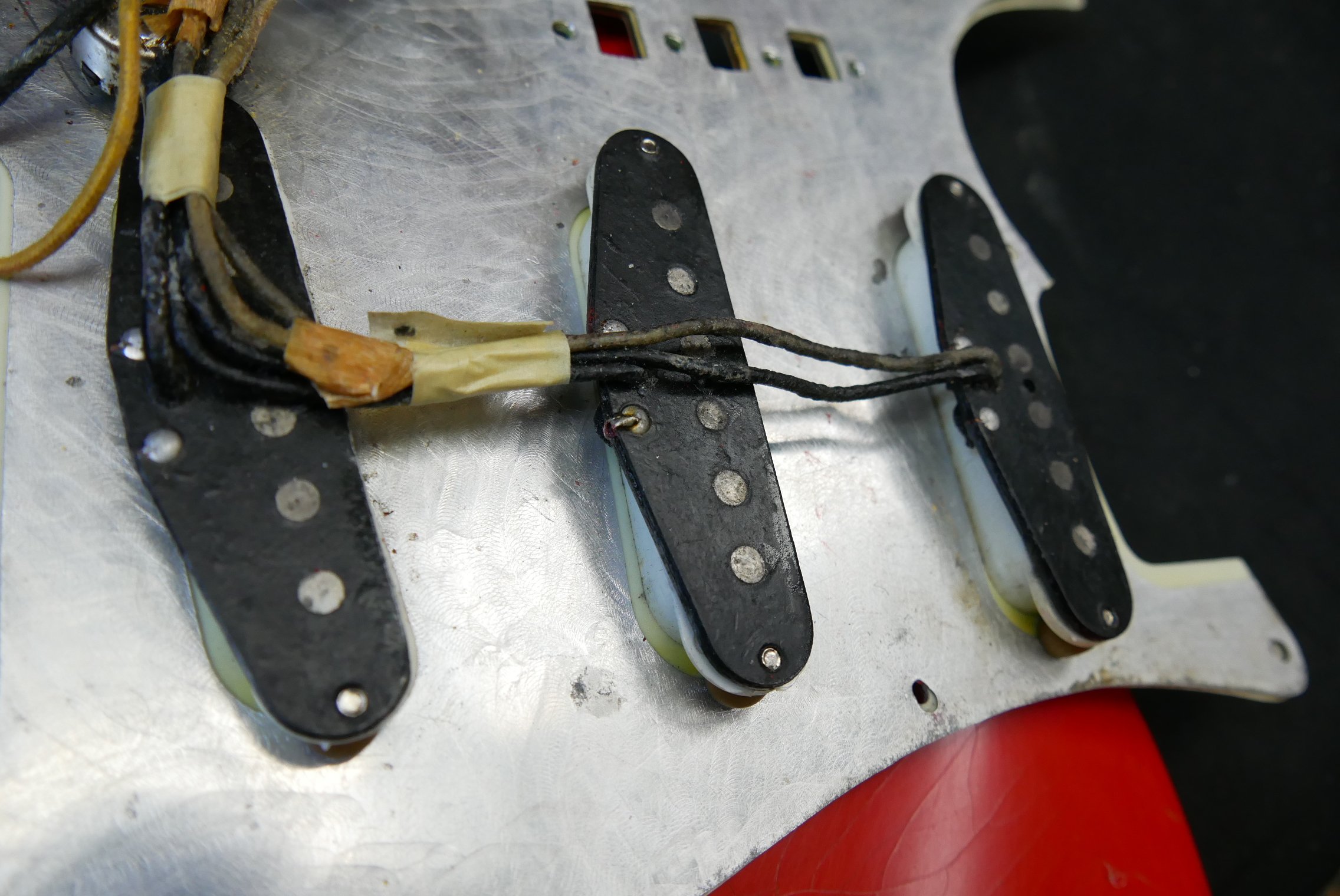 img/vintage/5074/Fender_Stratocaster_fiesta_red_refinished_1961-019.JPG