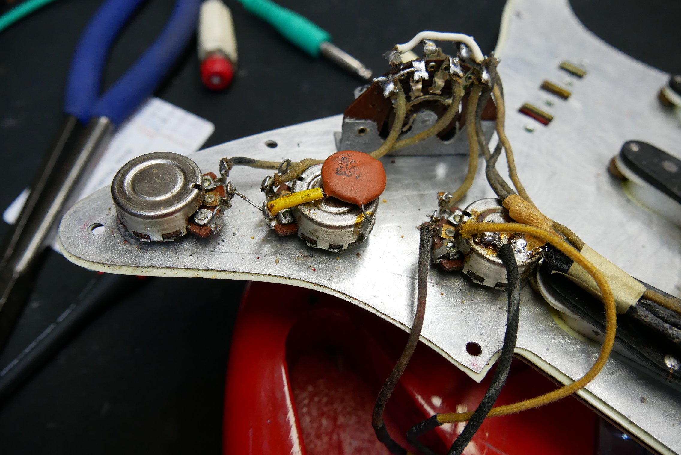 img/vintage/5074/Fender_Stratocaster_fiesta_red_refinished_1961-020.JPG
