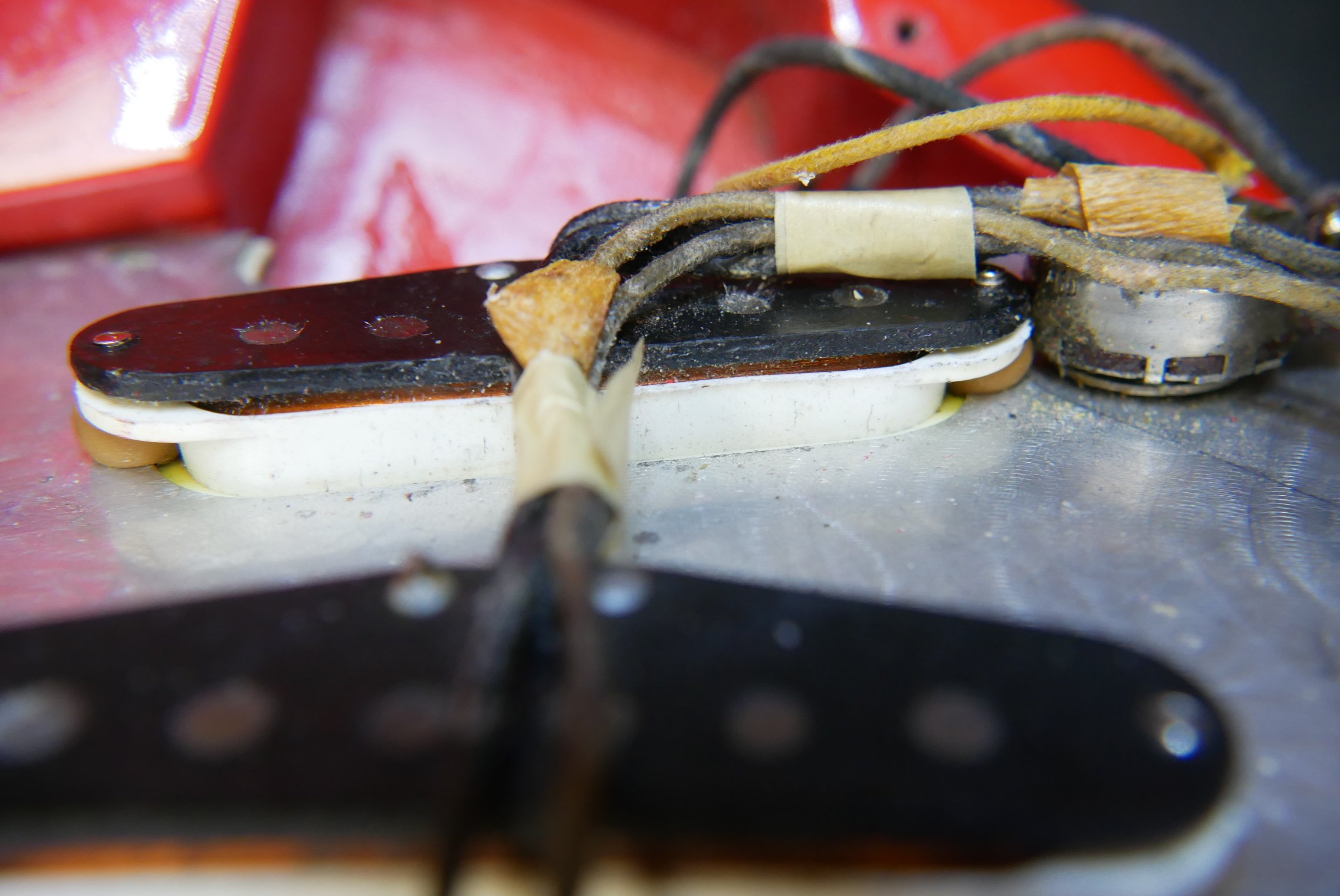 img/vintage/5074/Fender_Stratocaster_fiesta_red_refinished_1961-022.JPG
