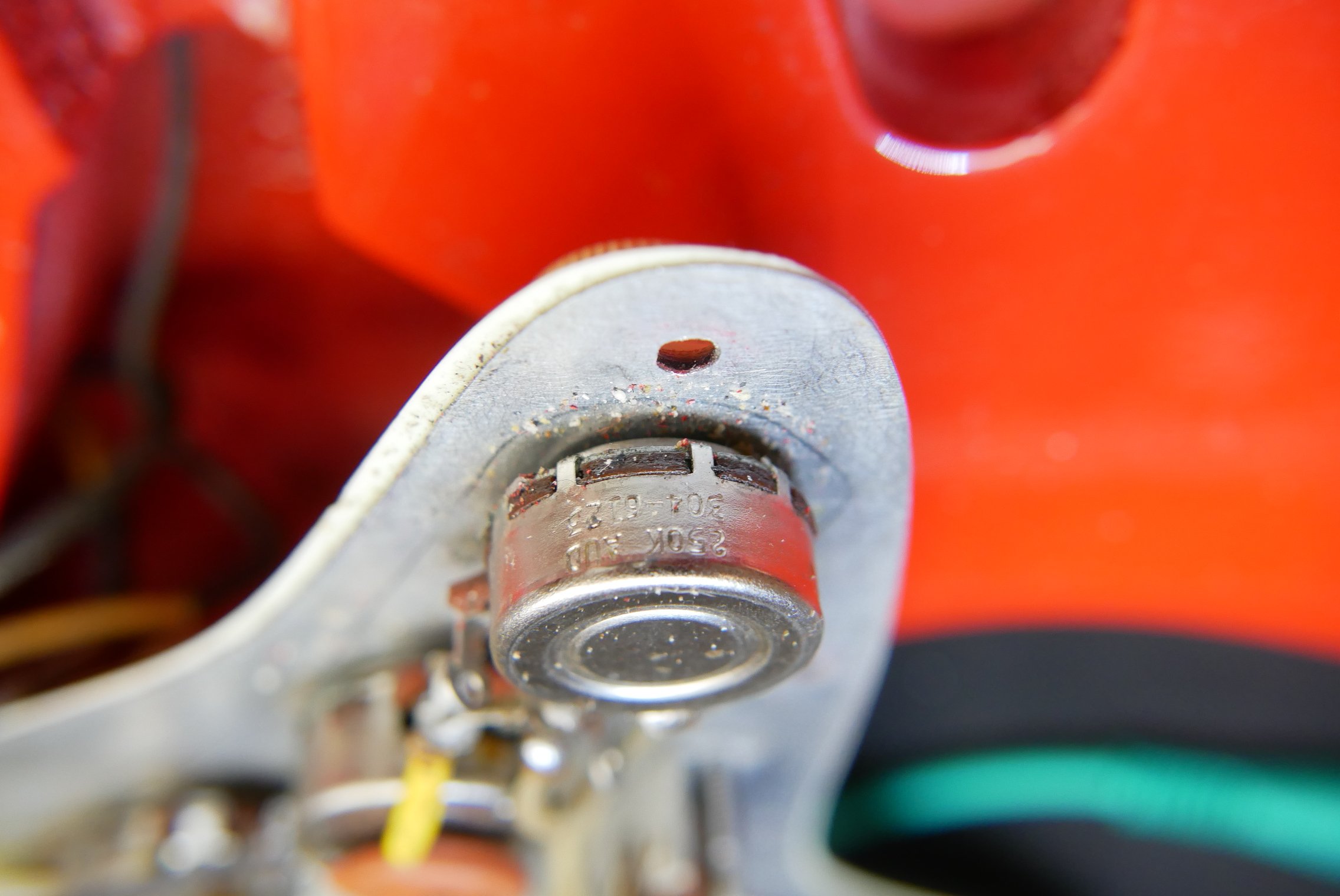 img/vintage/5074/Fender_Stratocaster_fiesta_red_refinished_1961-025.JPG