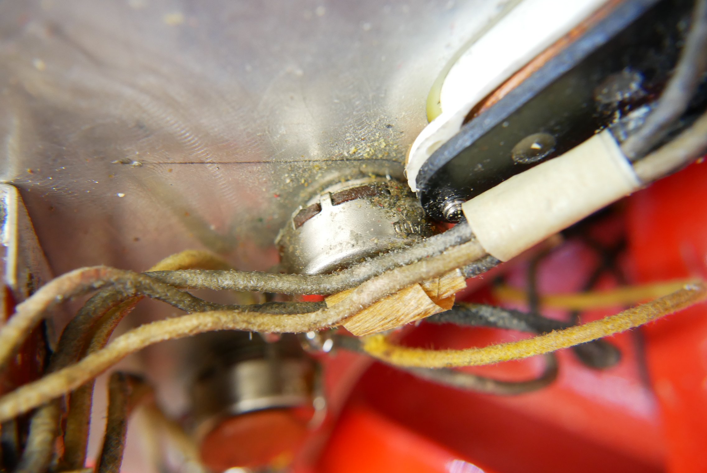 img/vintage/5074/Fender_Stratocaster_fiesta_red_refinished_1961-027.JPG