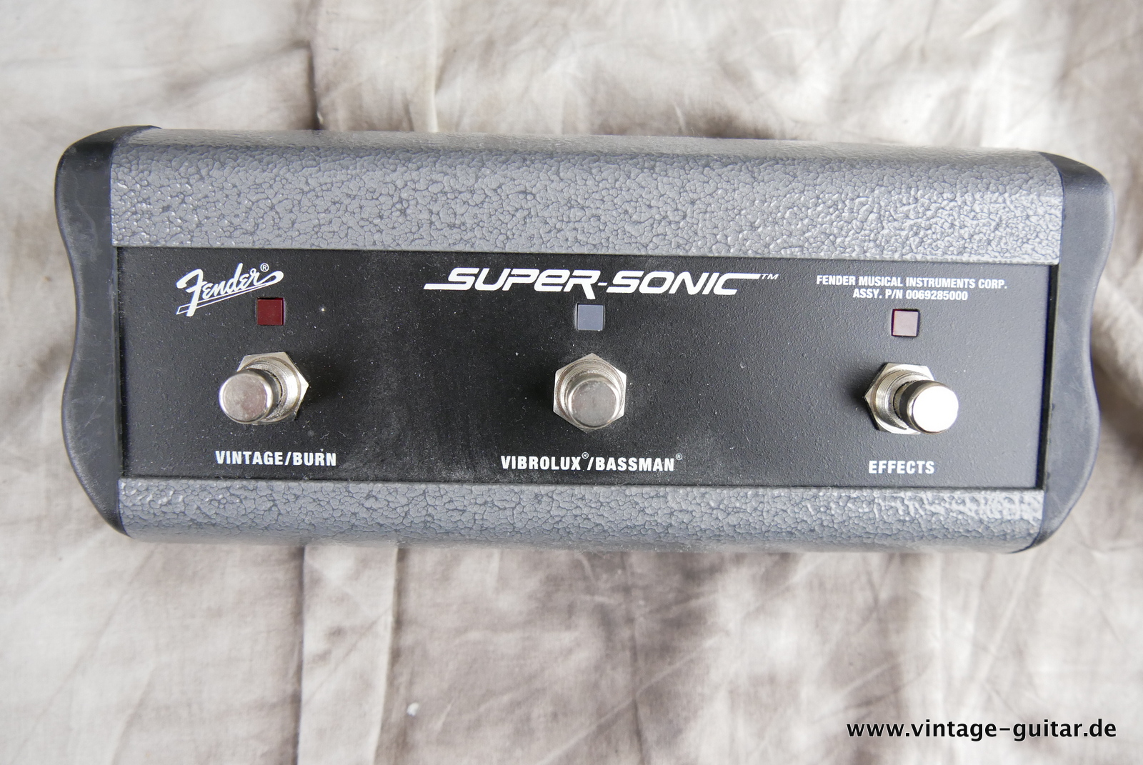 Fender_Super_Sonic_black_60_watts_2011-011.JPG