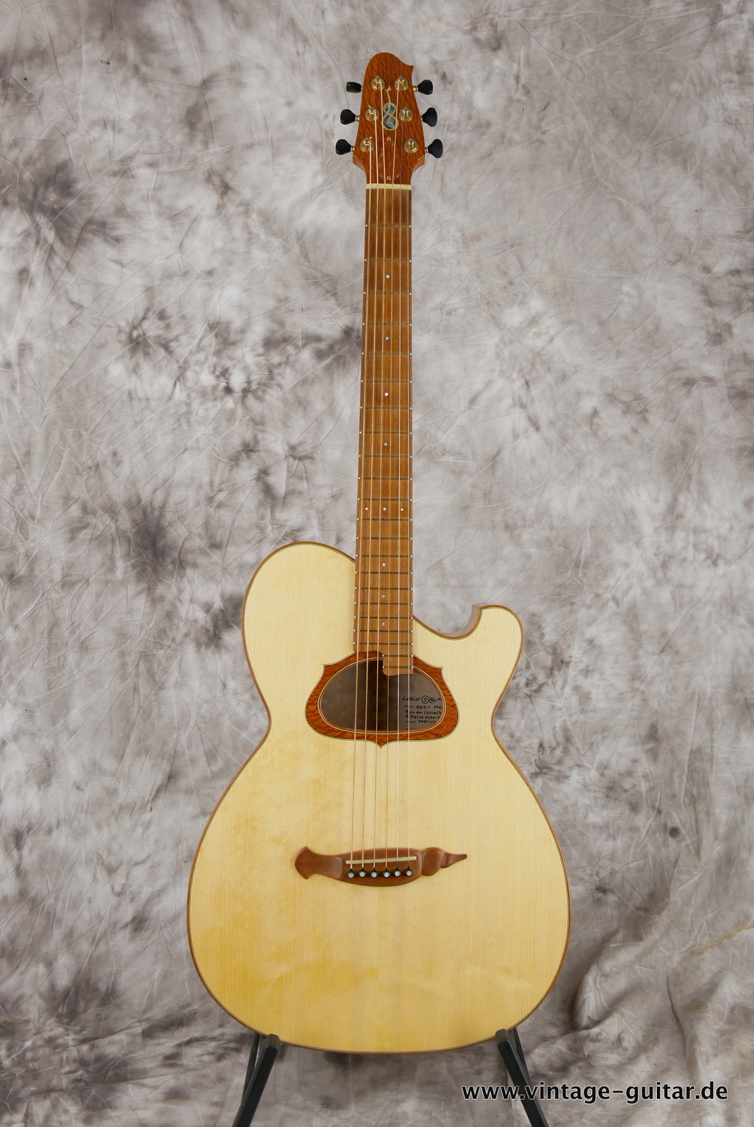 Andy-Manson-Luthier-bluebird-acoustic-spanish-guitar-2021-natural-birdseye-001.JPG