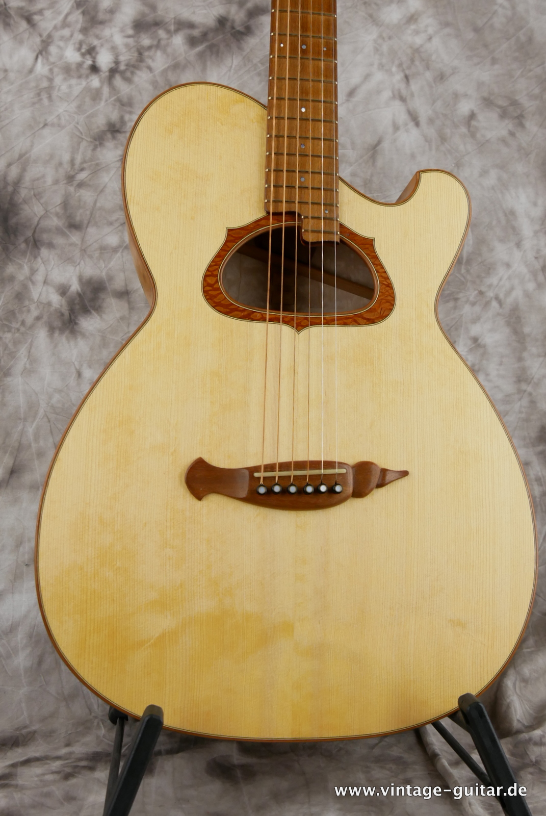 Andy-Manson-Luthier-bluebird-acoustic-spanish-guitar-2021-natural-birdseye-002.JPG