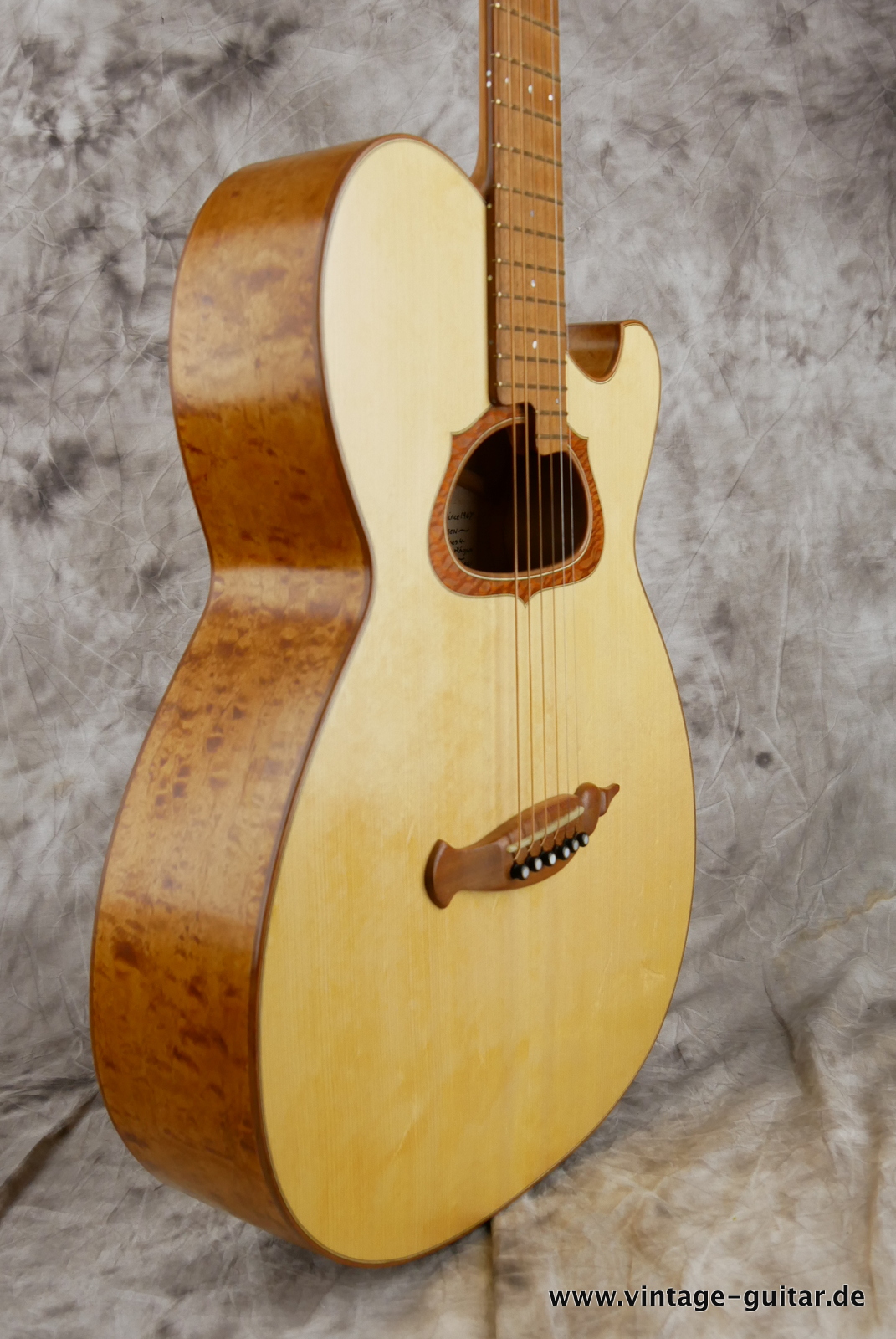 Andy-Manson-Luthier-bluebird-acoustic-spanish-guitar-2021-natural-birdseye-009.JPG