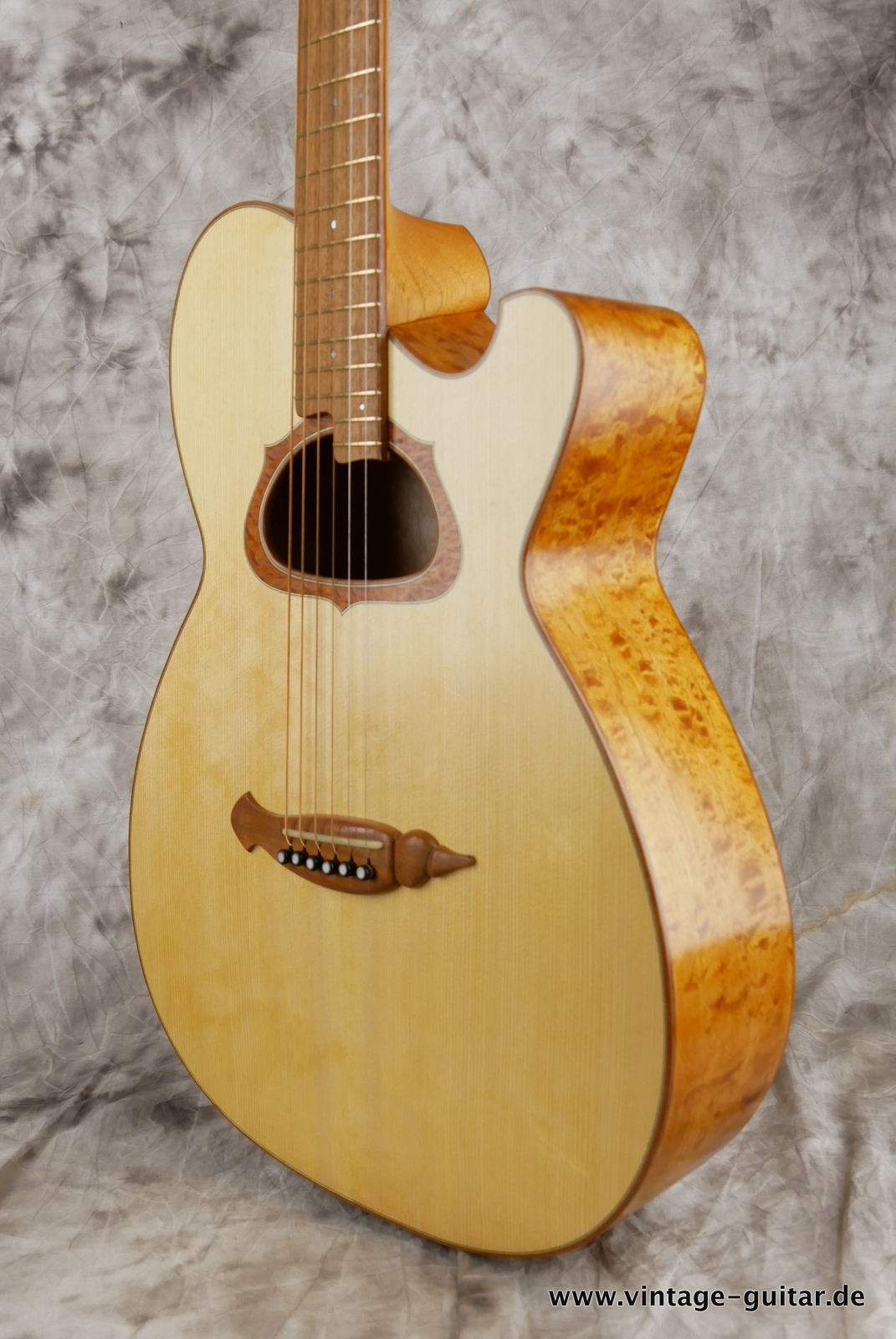 Andy-Manson-Luthier-bluebird-acoustic-spanish-guitar-2021-natural-birdseye-010.JPG