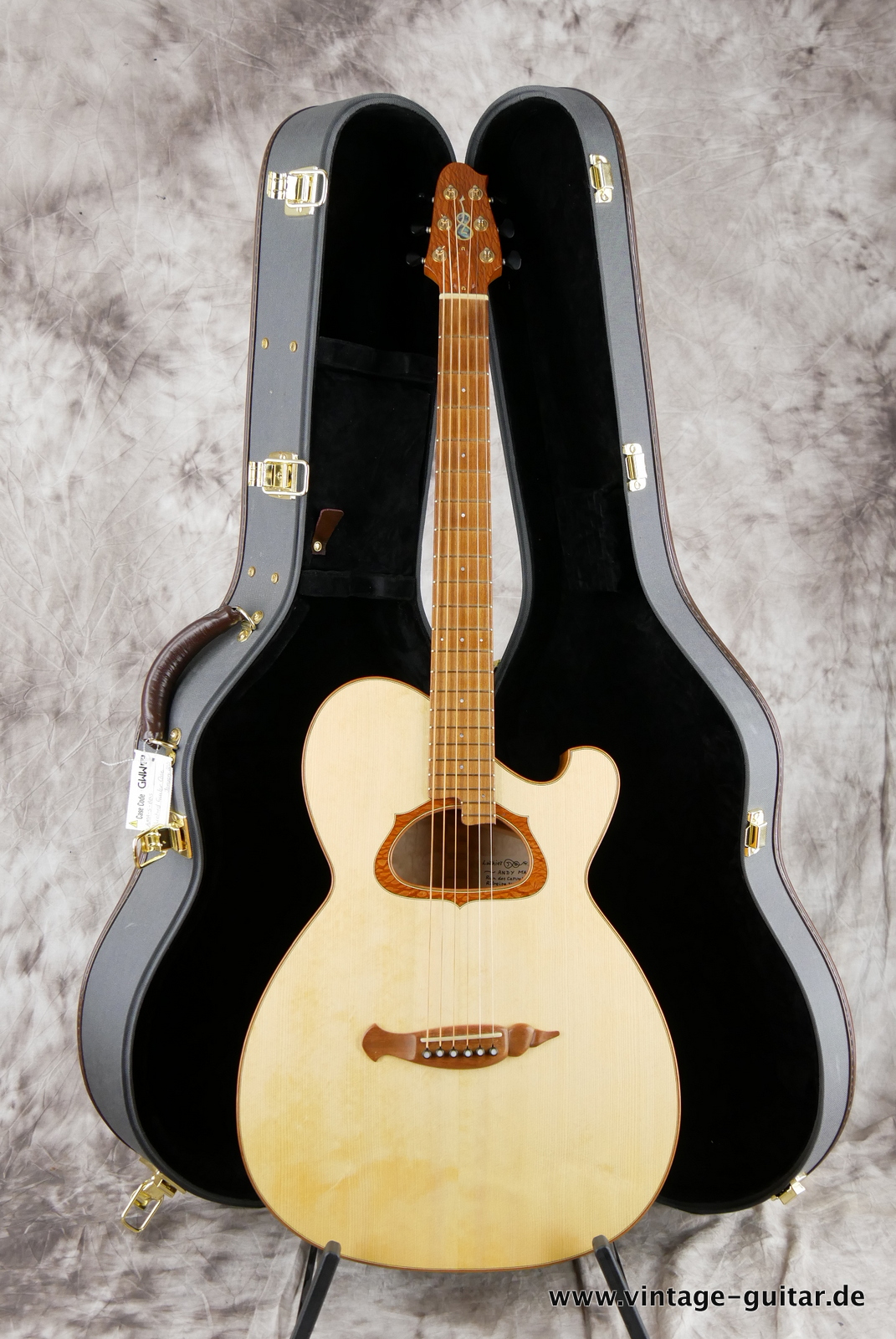 Andy-Manson-Luthier-bluebird-acoustic-spanish-guitar-2021-natural-birdseye-014.JPG