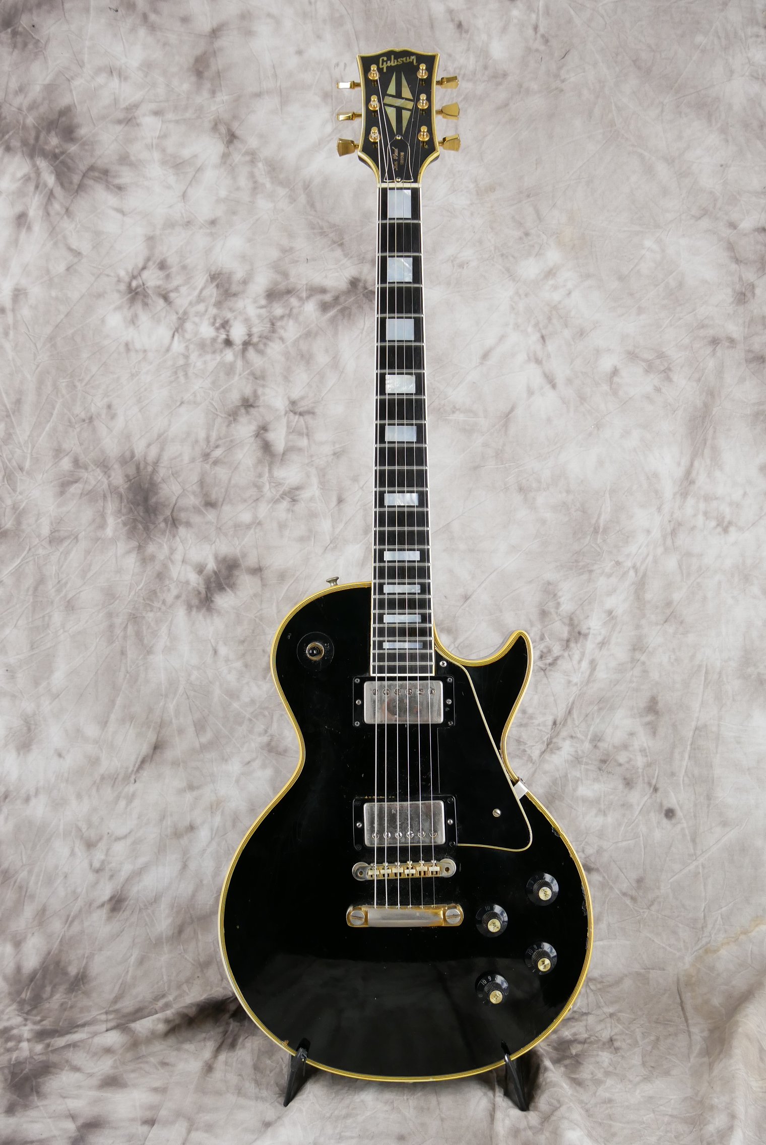 img/vintage/5115/Gibson-Les-Paul-Custom-1969-one-piece-body-and-neck-001.JPG