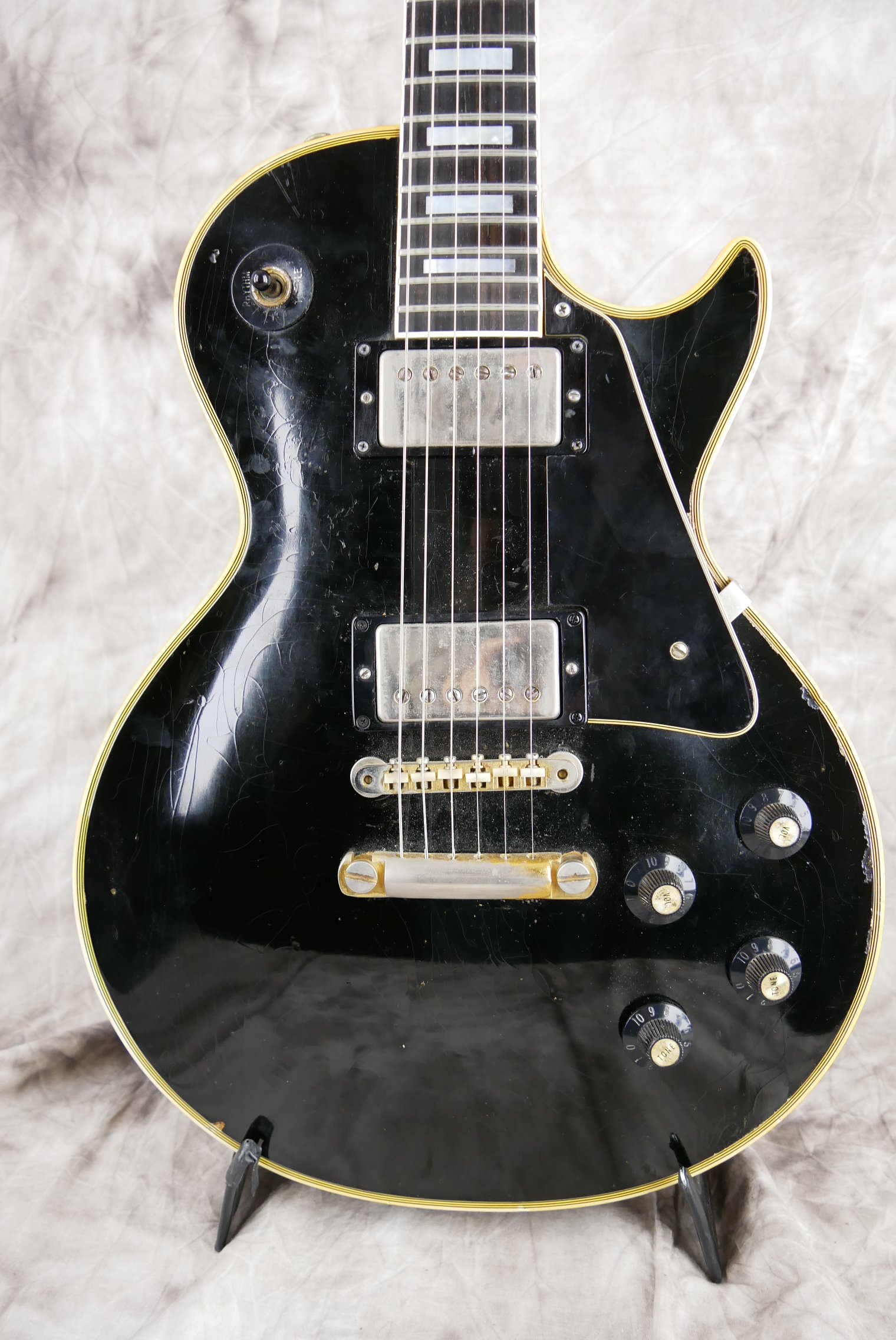 img/vintage/5115/Gibson-Les-Paul-Custom-1969-one-piece-body-and-neck-002.JPG