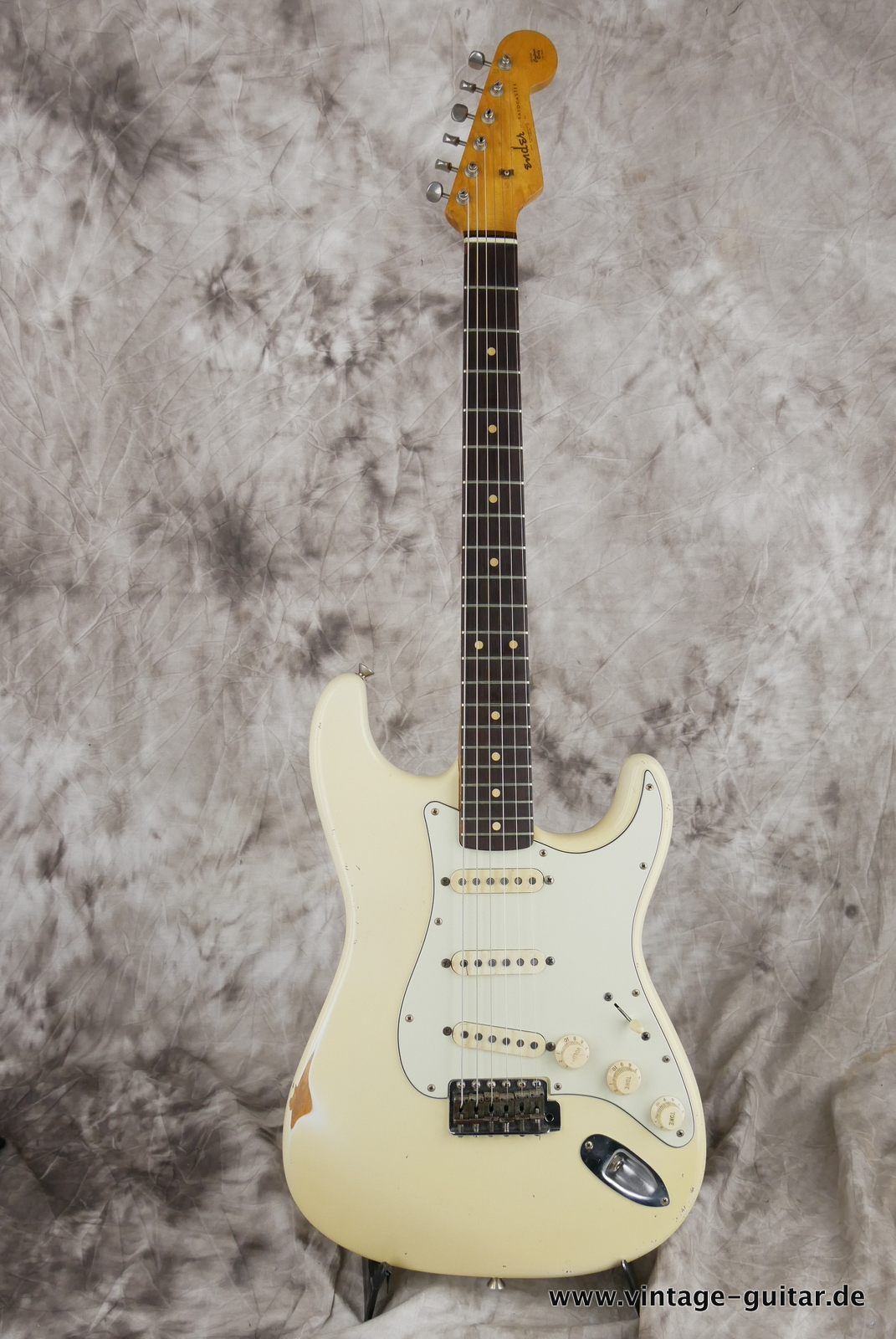 Fender_Stratocaster_pre_CBS_slab_board_olympic_white_refin_1961-001.JPG